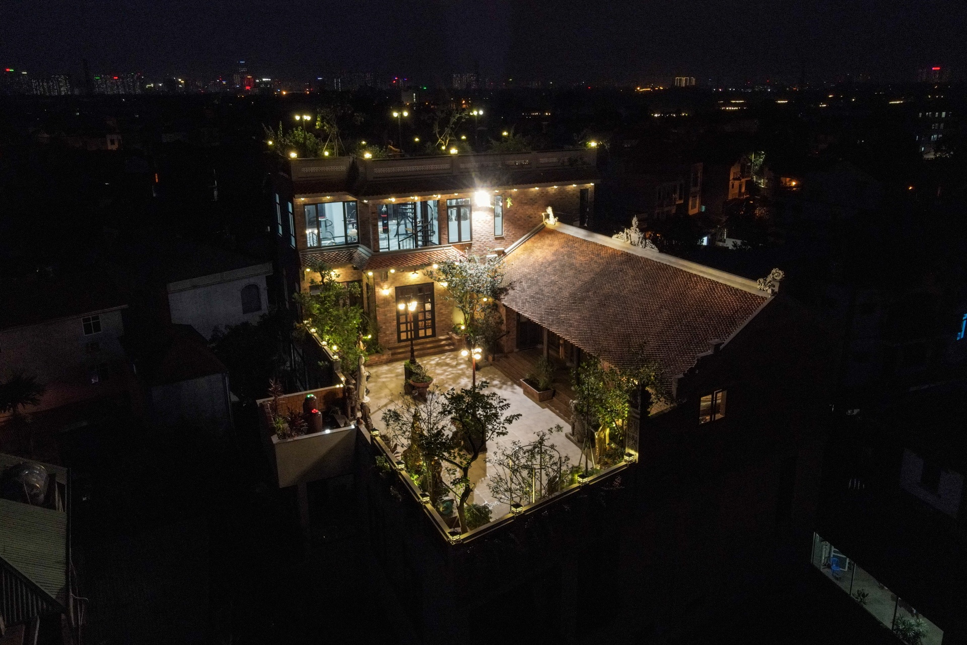 Nha co hon 100 tuoi tren tang thuong can biet thu o Ha Noi anh 15