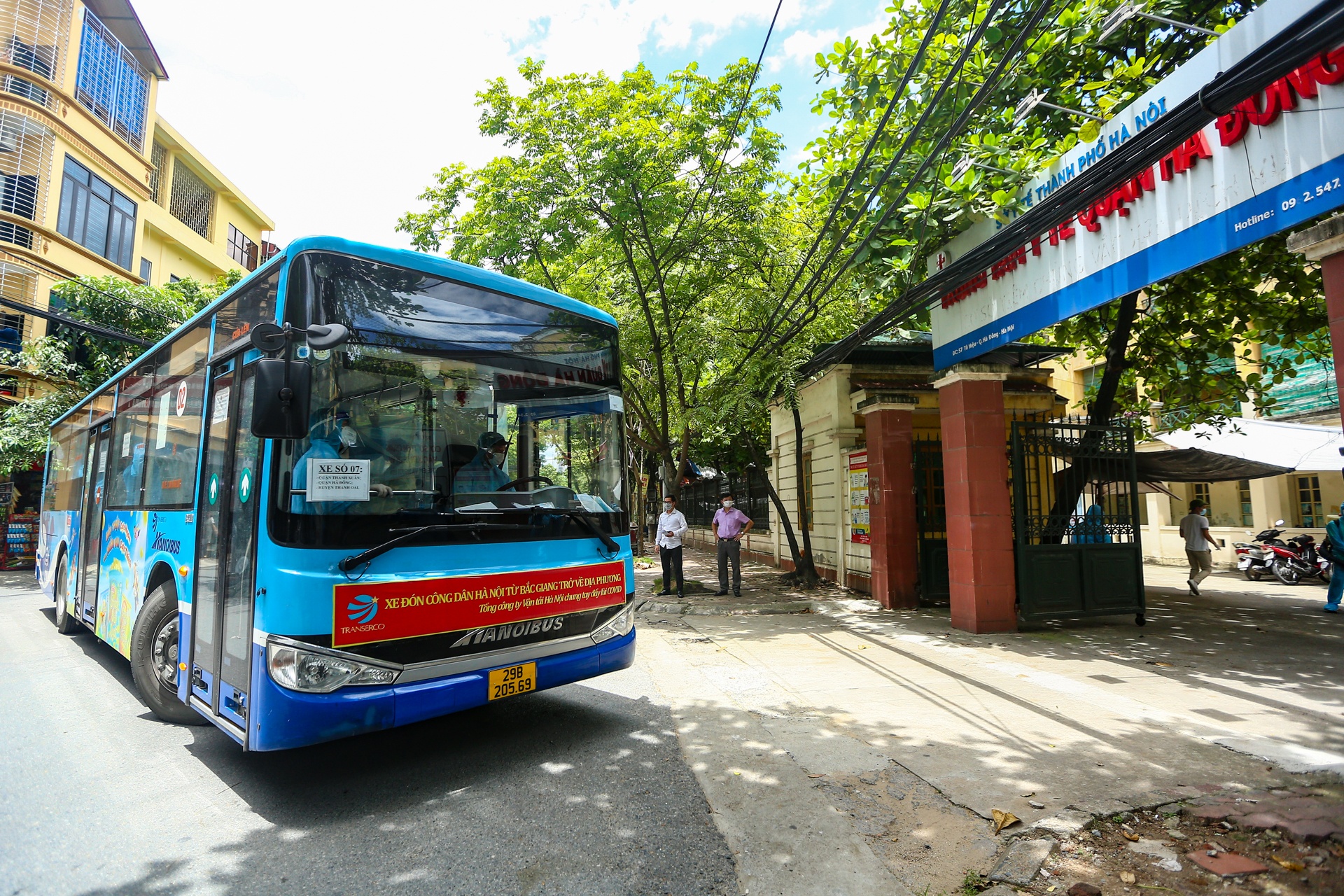 Quan Ha Dong don 19 cong dan tu Bac Giang tro ve anh 1