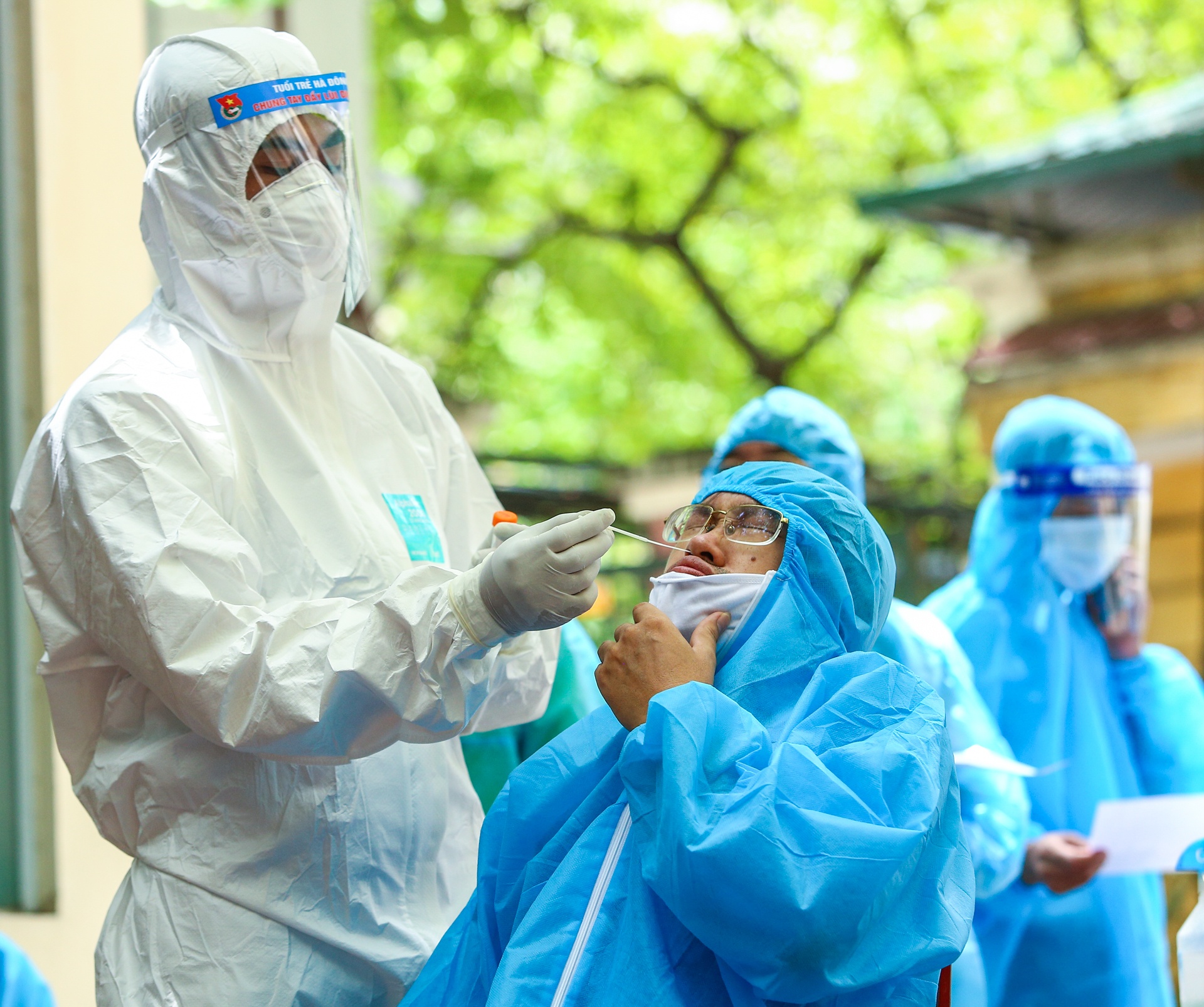 Quan Ha Dong don 19 cong dan tu Bac Giang tro ve anh 6