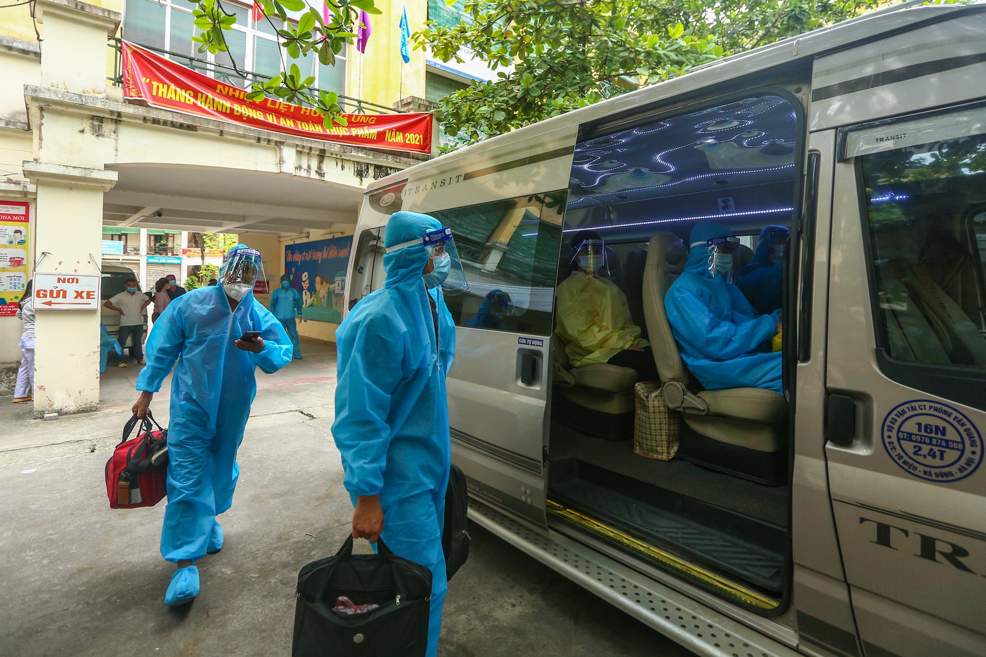 Quan Ha Dong don 19 cong dan tu Bac Giang tro ve anh 8