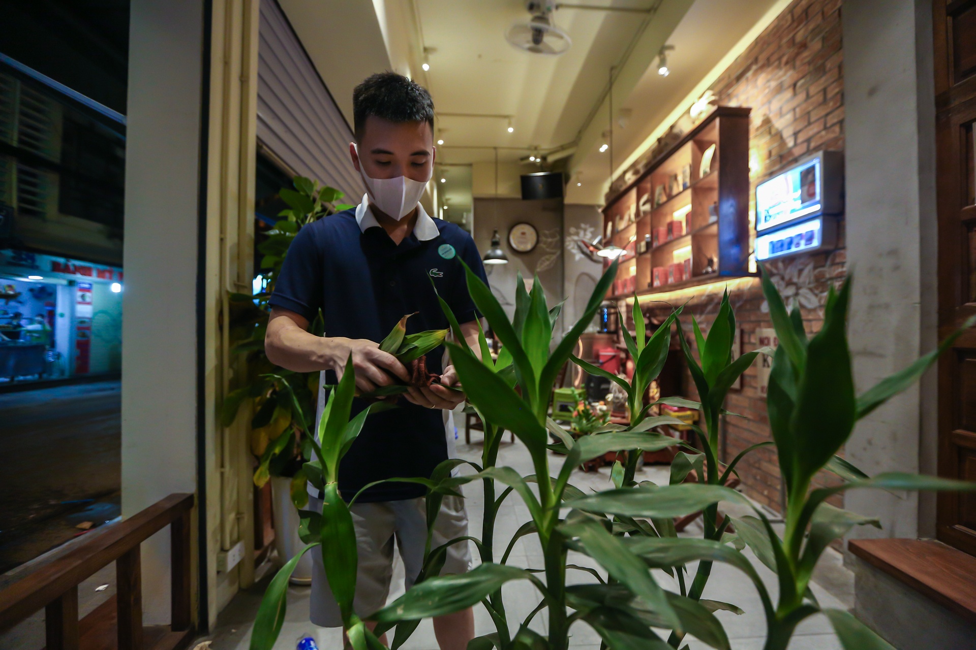 Hang quan Ha Noi thau dem don dep truoc gio mo cua tro lai anh 14