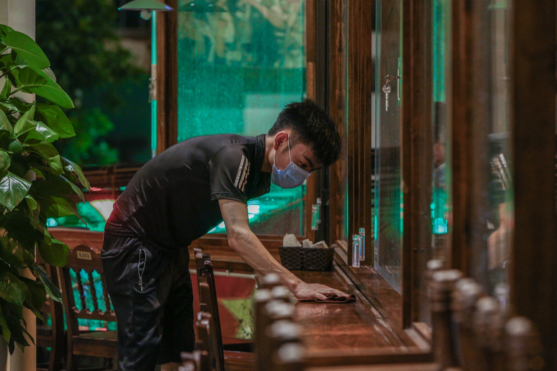 Hang quan Ha Noi thau dem don dep truoc gio mo cua tro lai anh 1