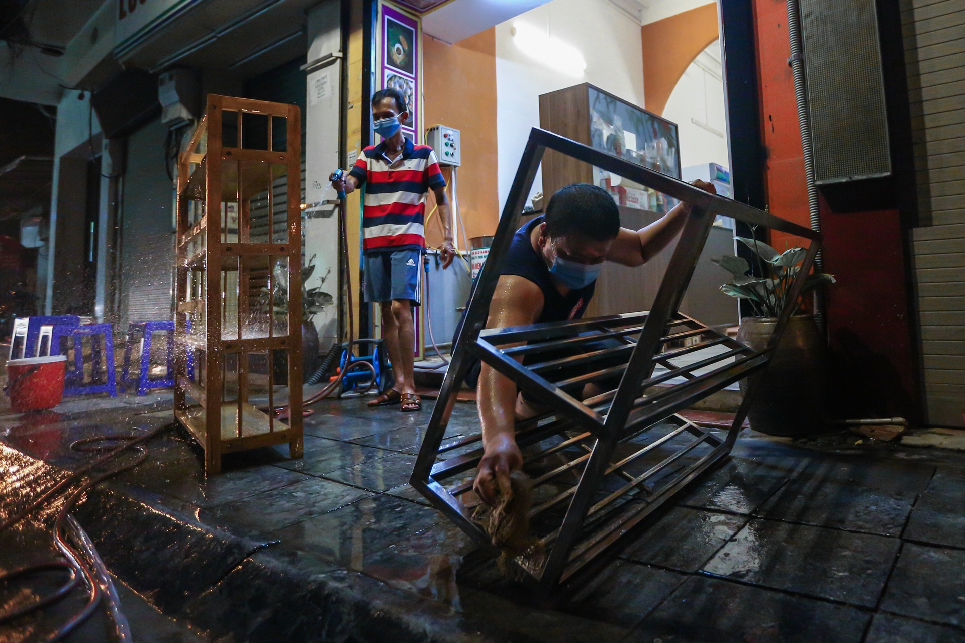 Hang quan Ha Noi thau dem don dep truoc gio mo cua tro lai anh 11