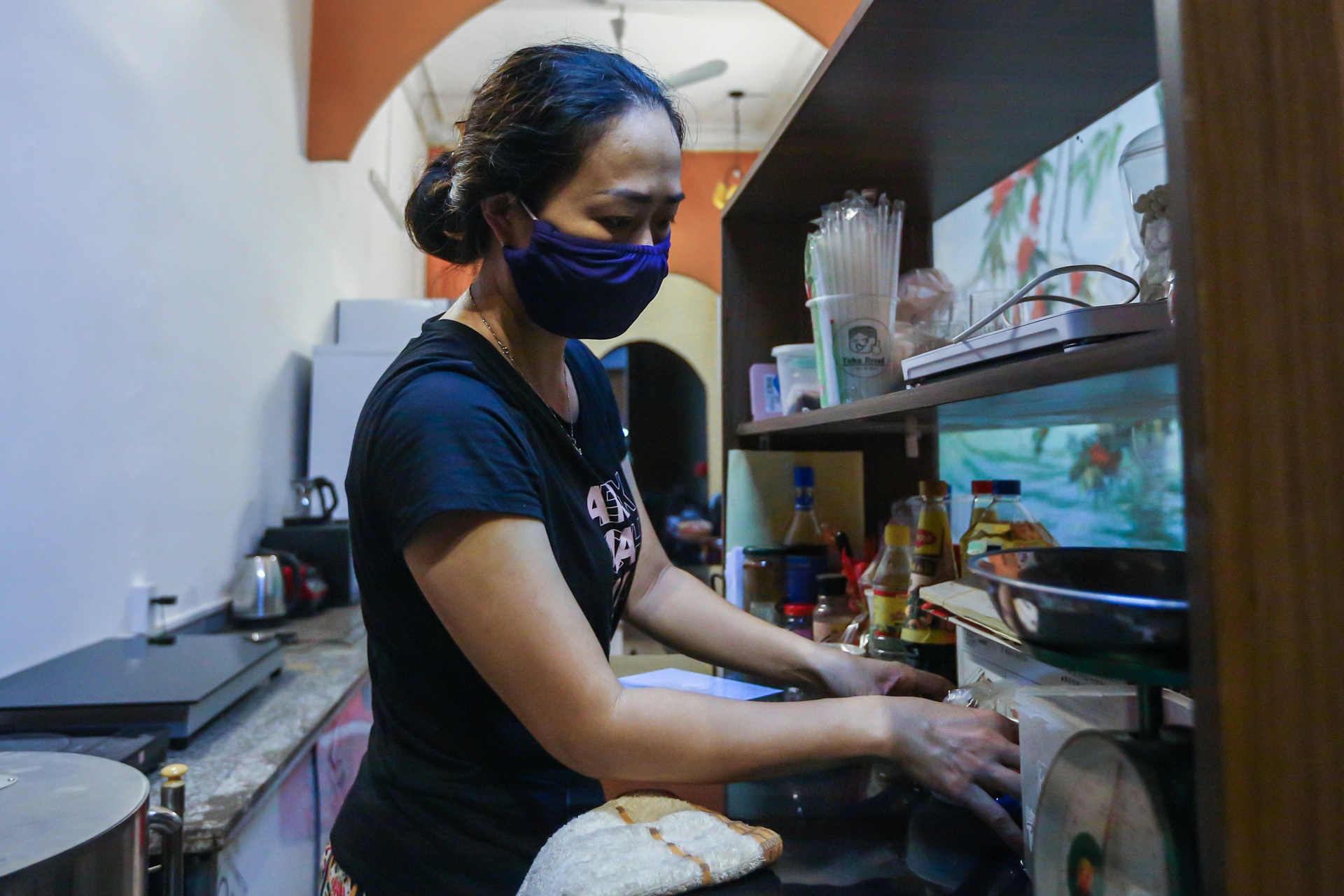 Hang quan Ha Noi thau dem don dep truoc gio mo cua tro lai anh 10