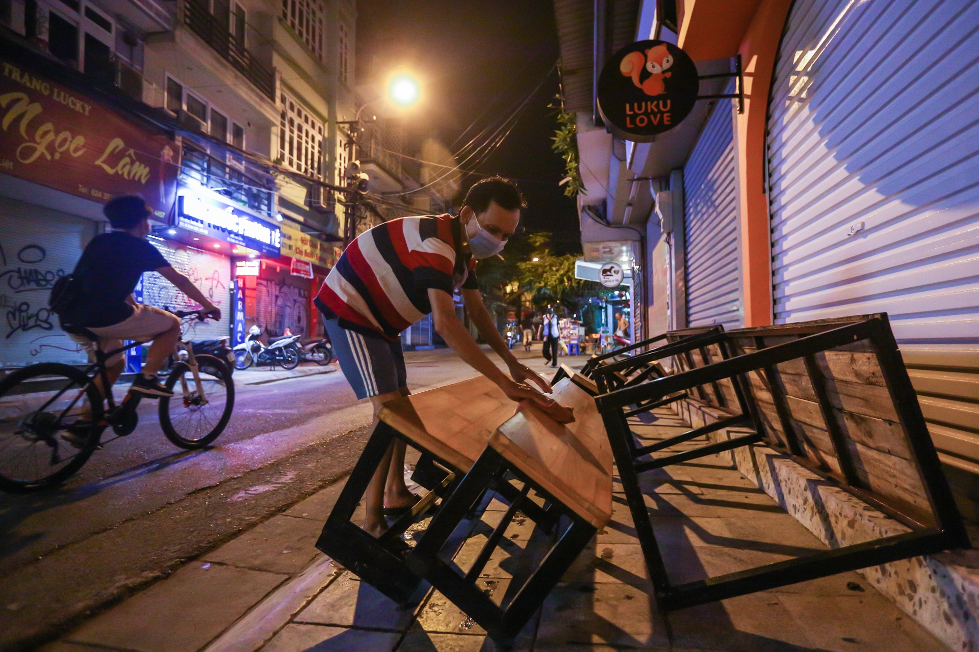Hang quan Ha Noi thau dem don dep truoc gio mo cua tro lai anh 12