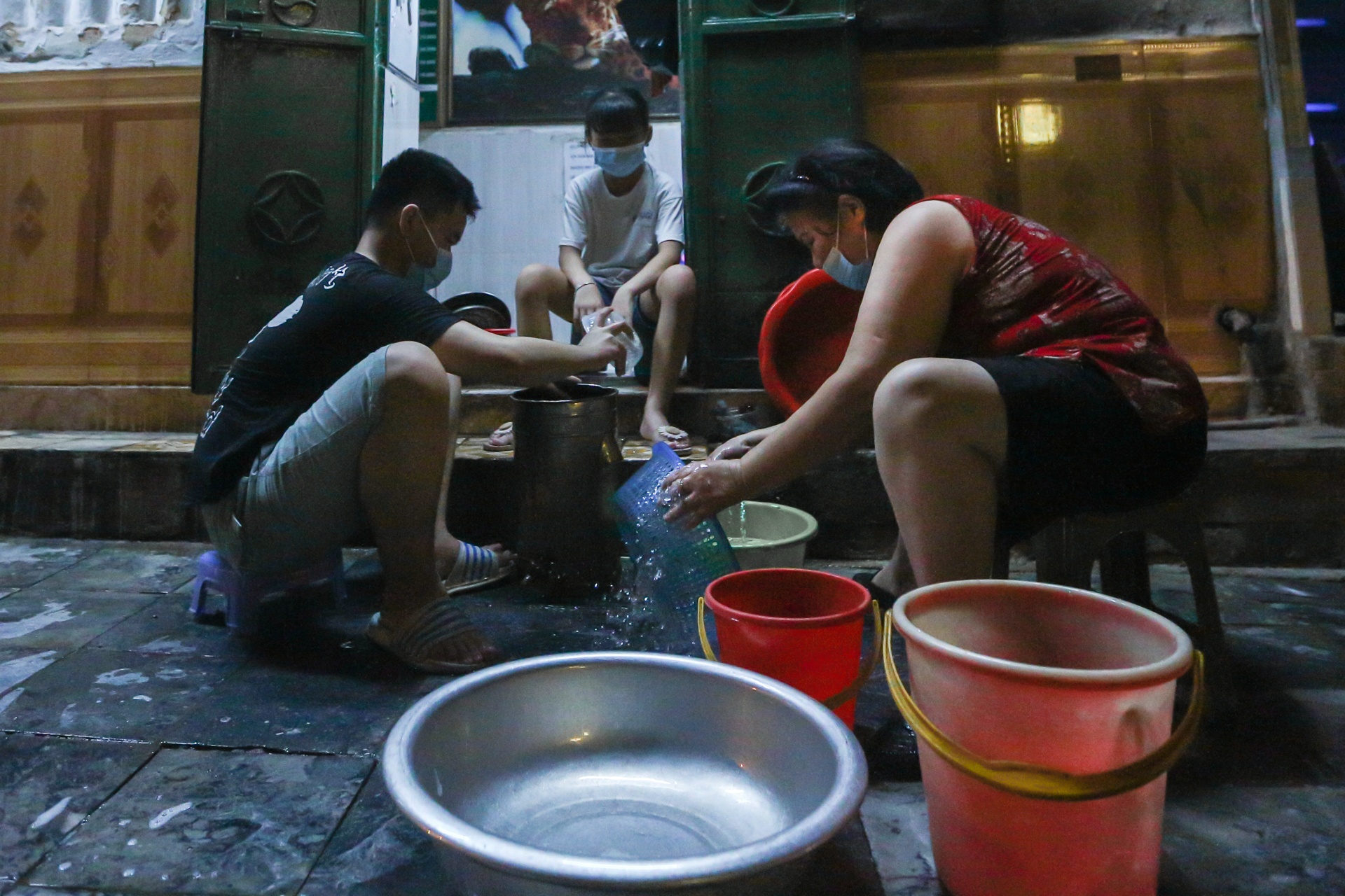 Hang quan Ha Noi thau dem don dep truoc gio mo cua tro lai anh 13