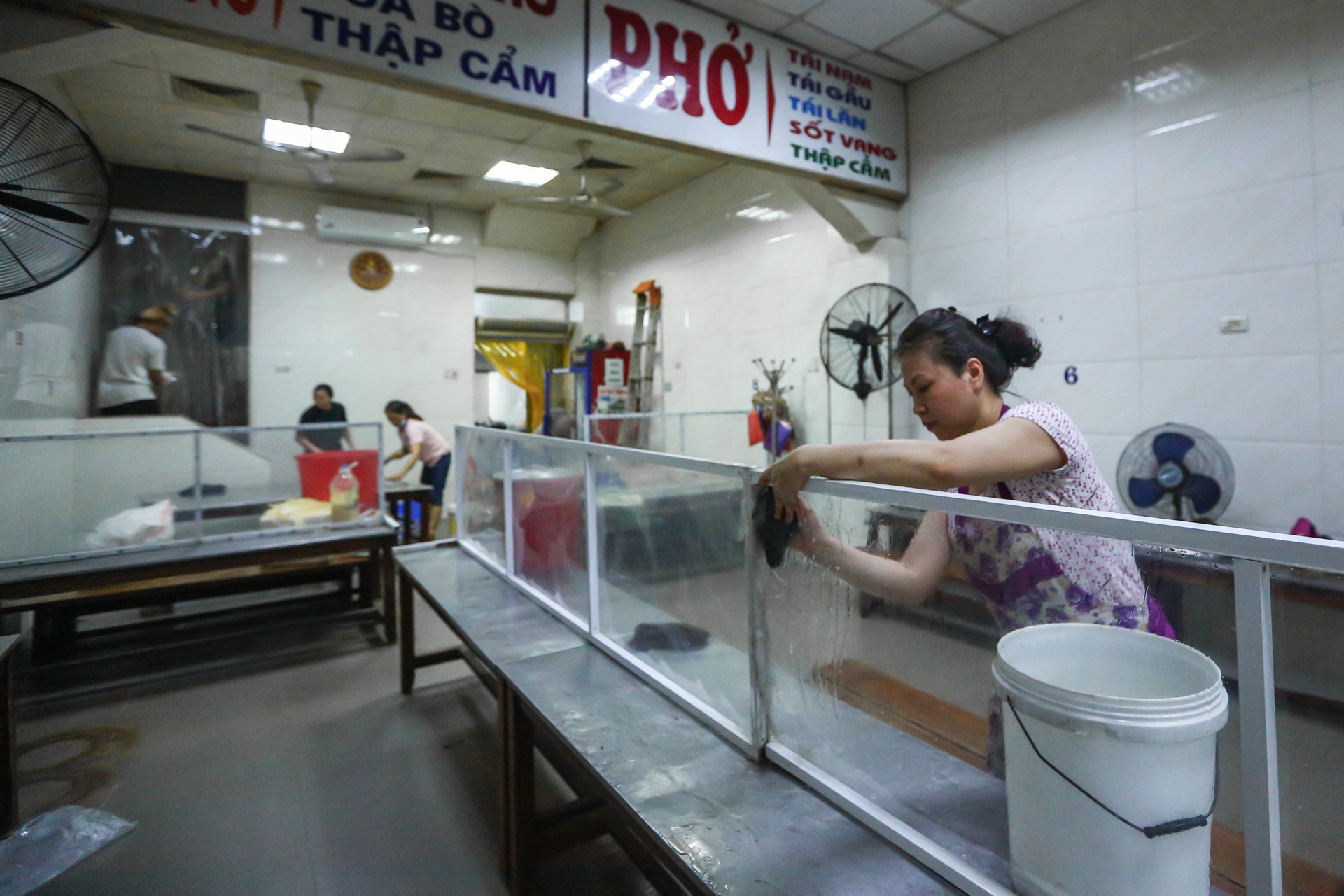 Hang quan Ha Noi thau dem don dep truoc gio mo cua tro lai anh 8