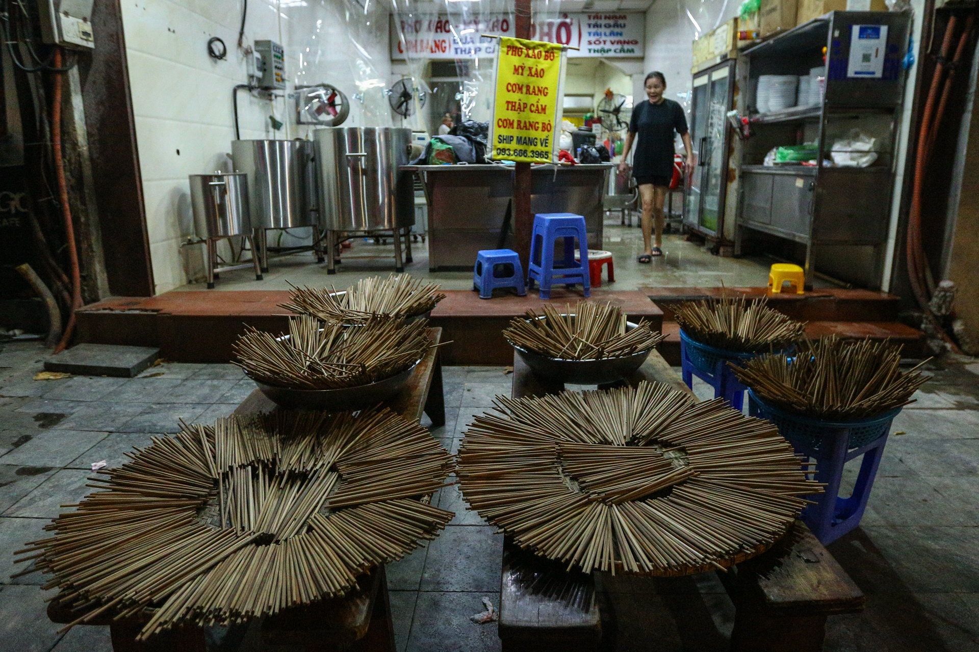 Hang quan Ha Noi thau dem don dep truoc gio mo cua tro lai anh 9