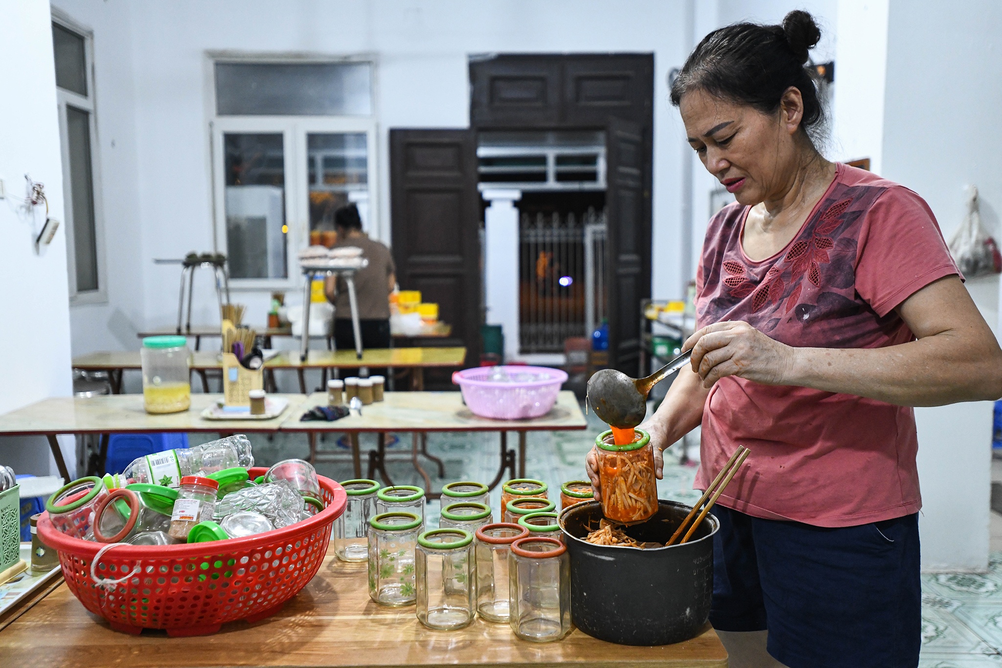 Hang quan Ha Noi thau dem don dep truoc gio mo cua tro lai anh 4