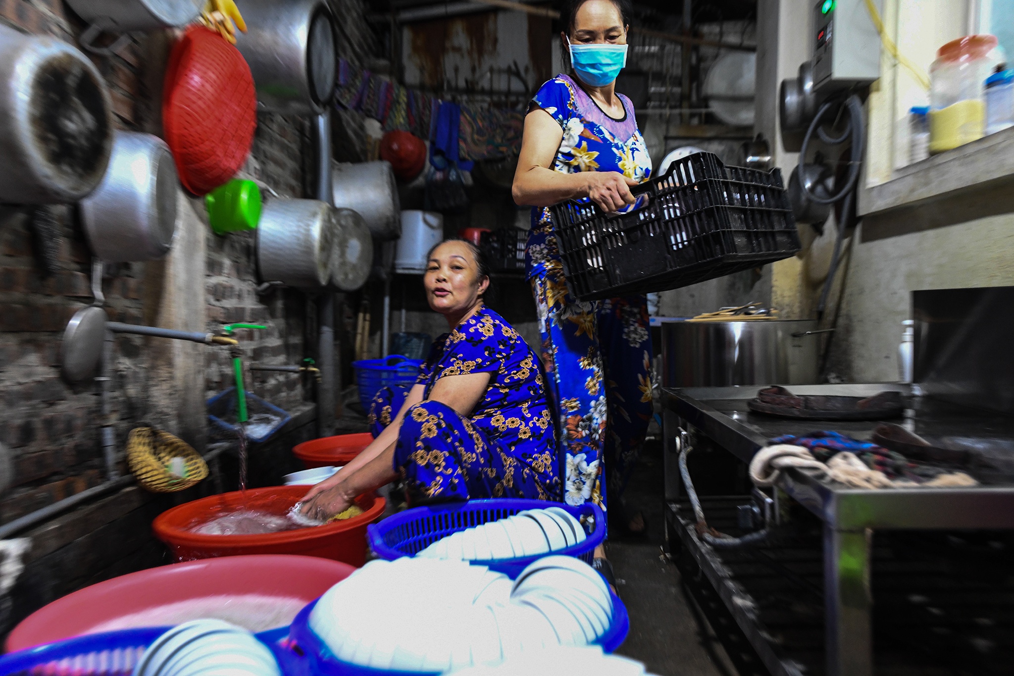 Hang quan Ha Noi thau dem don dep truoc gio mo cua tro lai anh 5