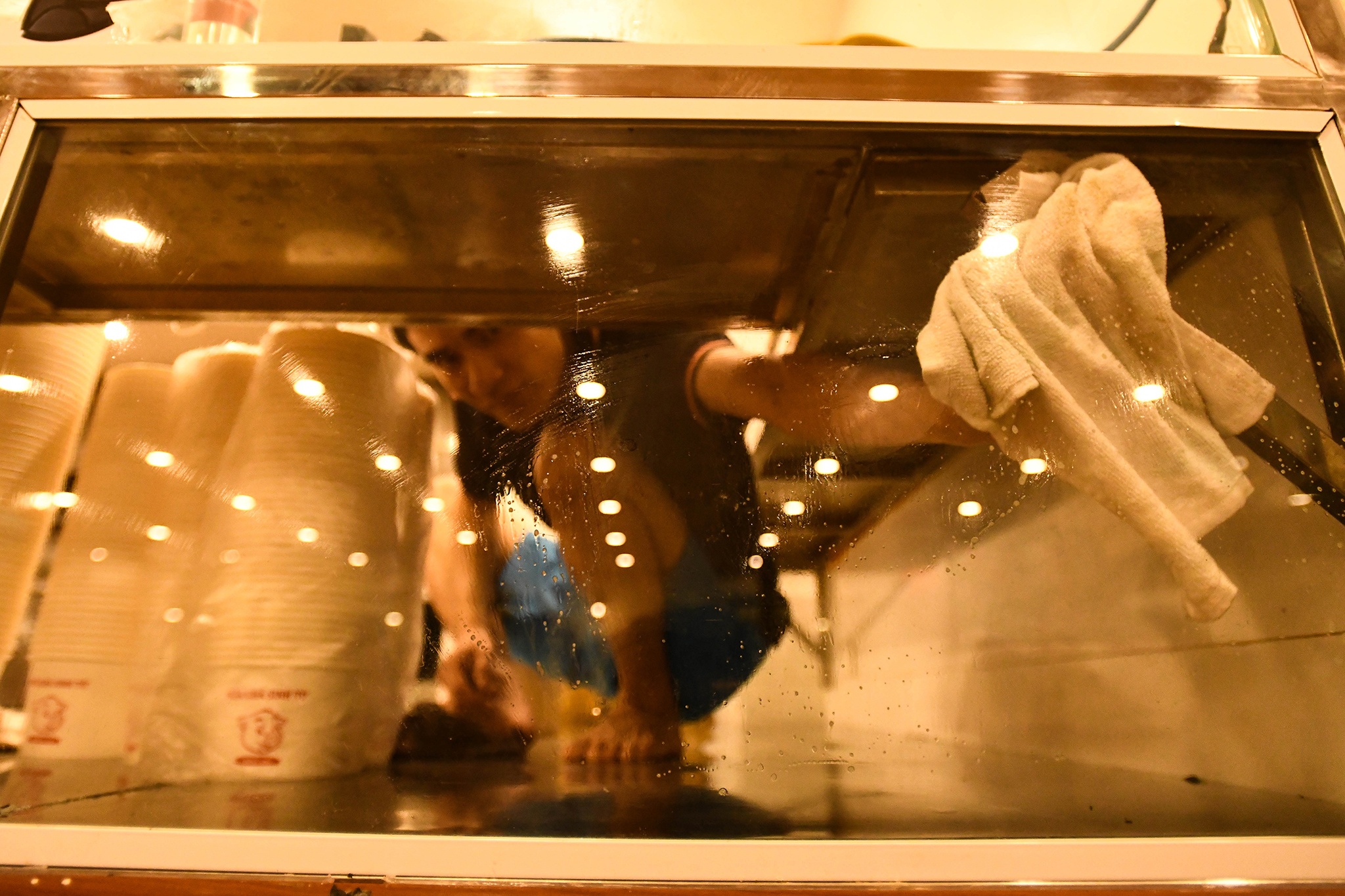 Hang quan Ha Noi thau dem don dep truoc gio mo cua tro lai anh 7