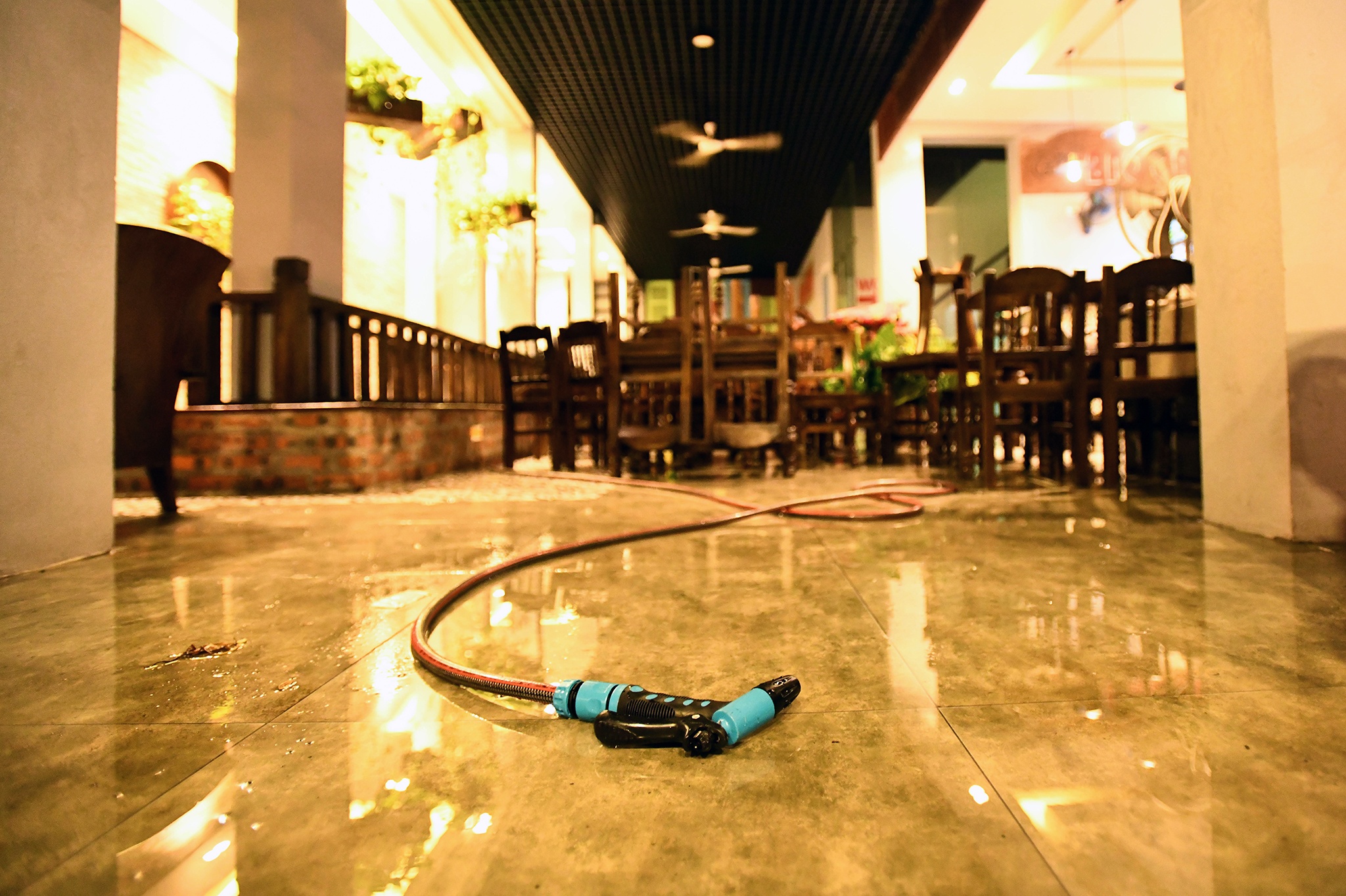 Hang quan Ha Noi thau dem don dep truoc gio mo cua tro lai anh 3