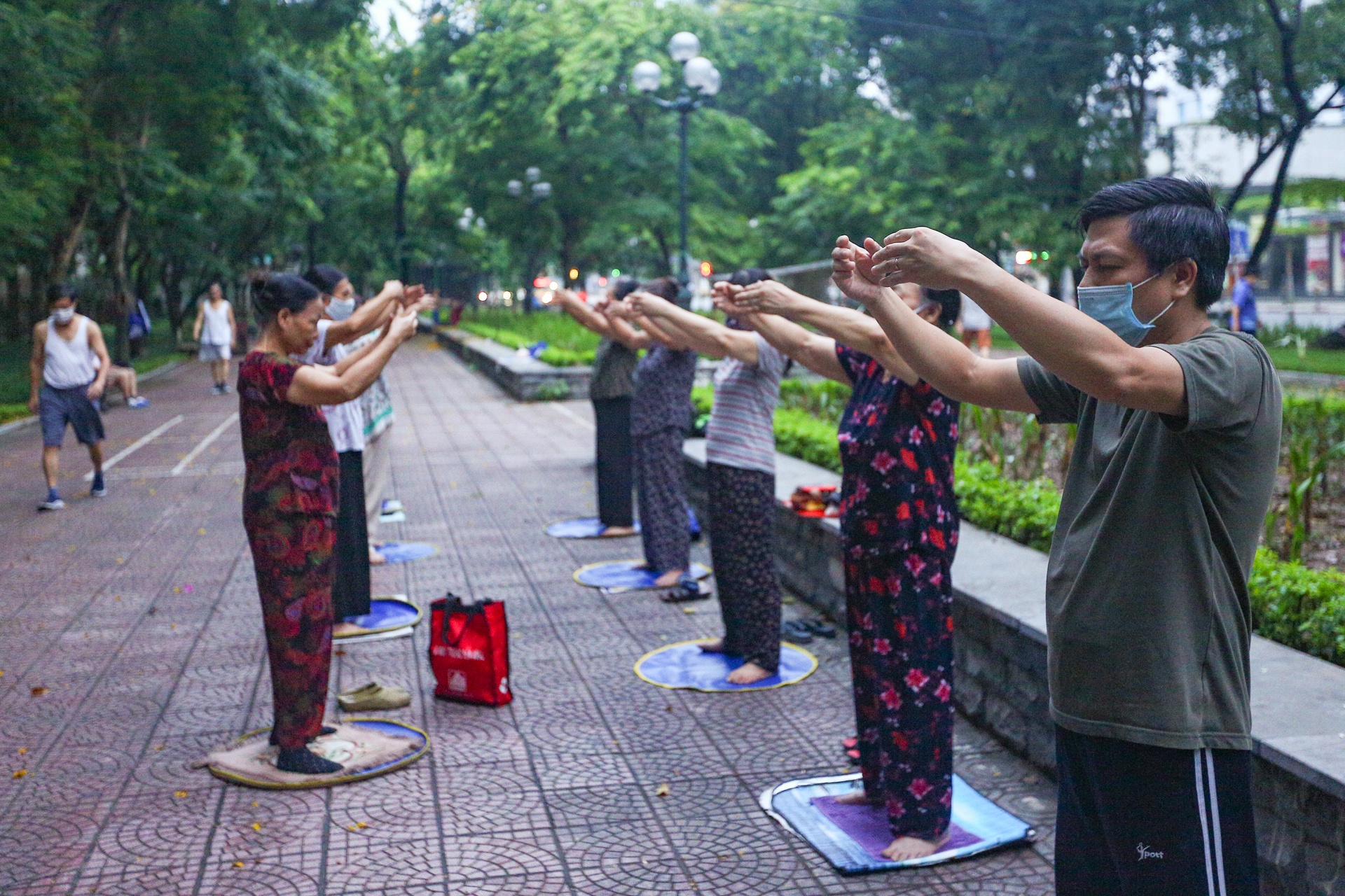 Nguoi dan Ha Noi tap nap tap the duc sau thoi gian gian cach anh 12