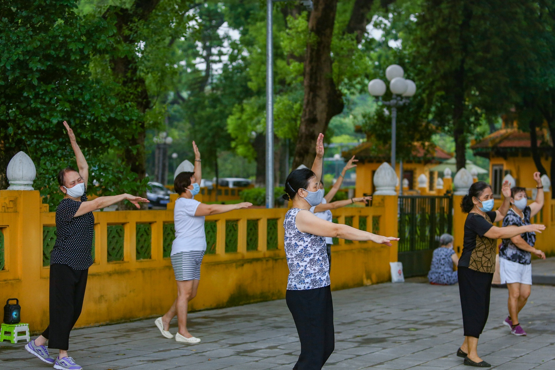Nguoi dan Ha Noi tap nap tap the duc sau thoi gian gian cach anh 3