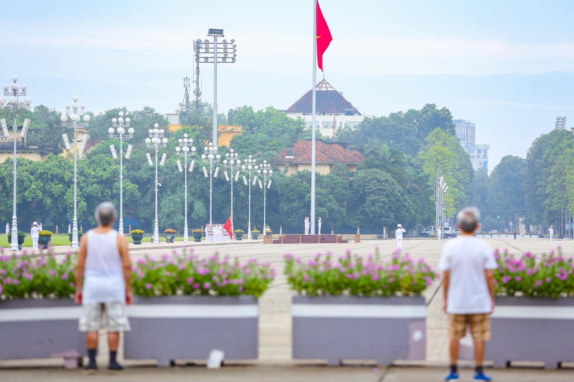 Nguoi dan Ha Noi tap nap tap the duc sau thoi gian gian cach anh 4