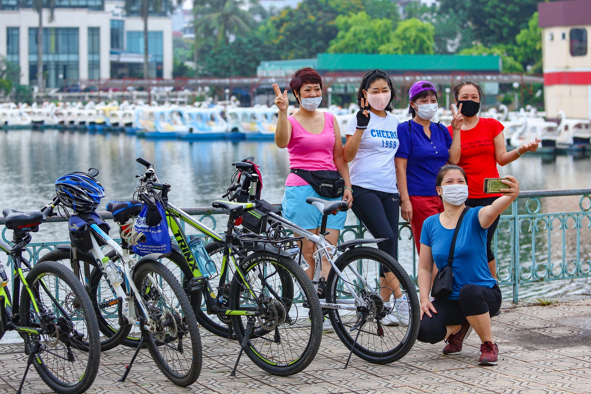 Nguoi dan Ha Noi tap nap tap the duc sau thoi gian gian cach anh 6