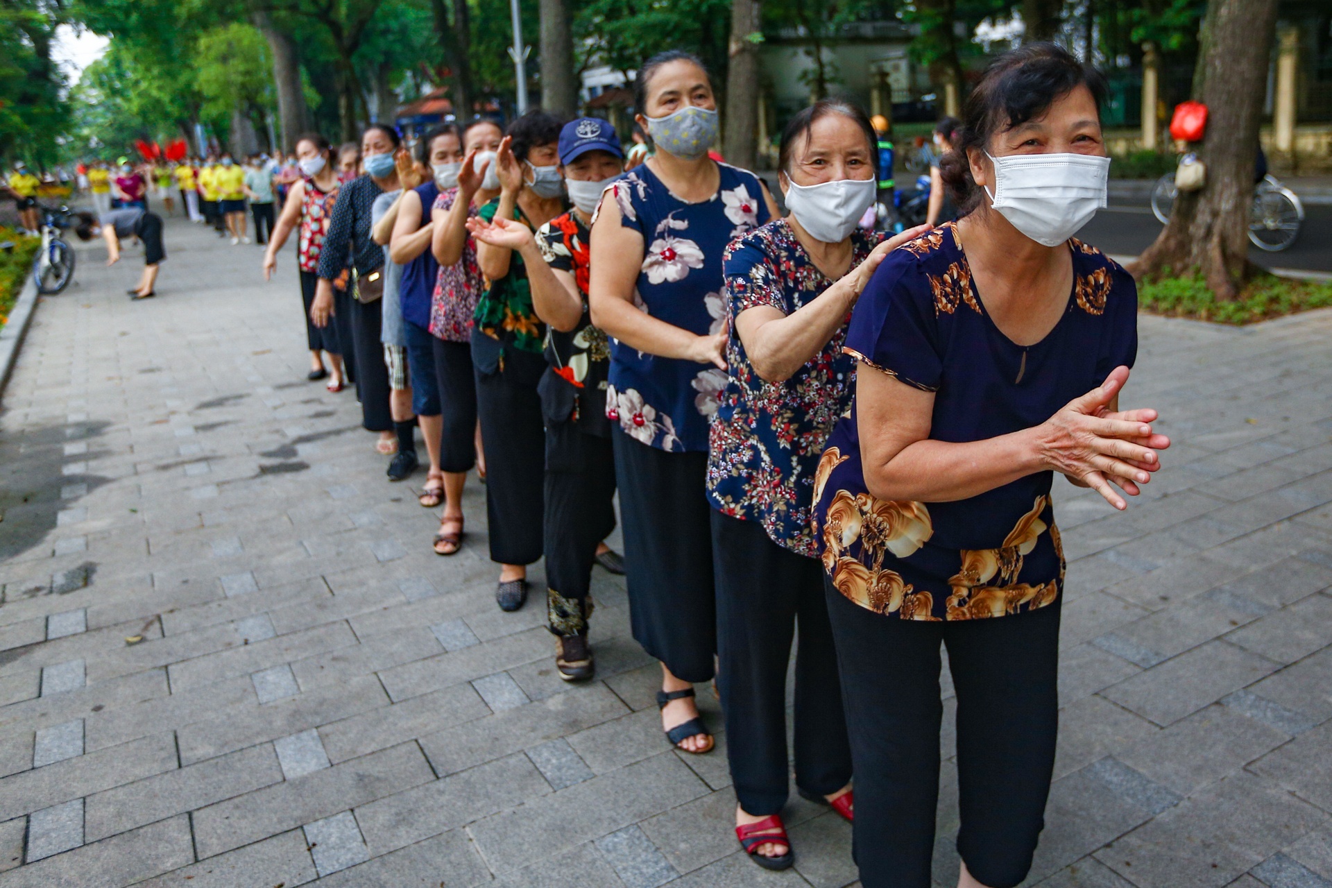 Nguoi dan Ha Noi tap nap tap the duc sau thoi gian gian cach anh 10