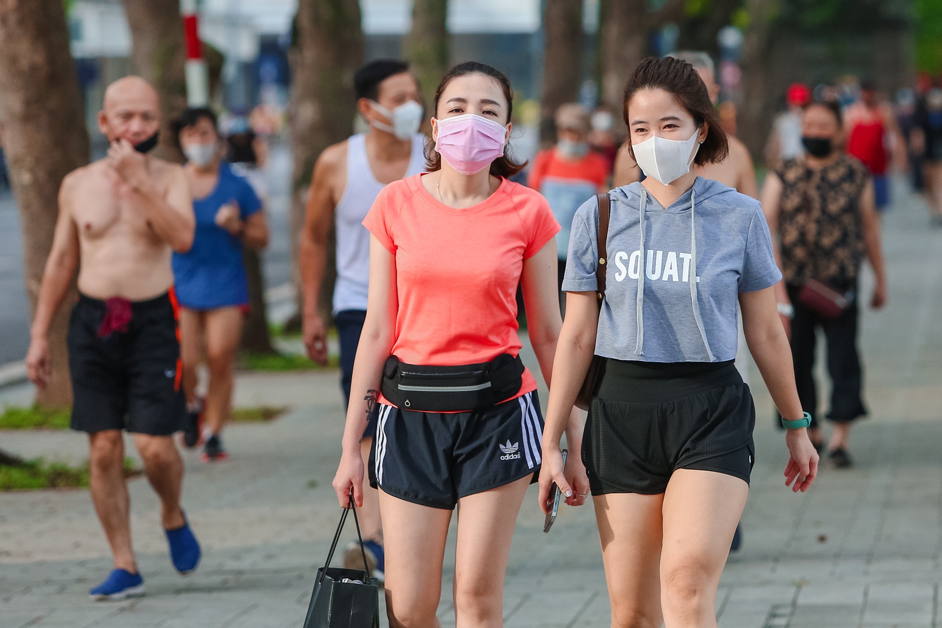 Nguoi dan Ha Noi tap nap tap the duc sau thoi gian gian cach anh 11