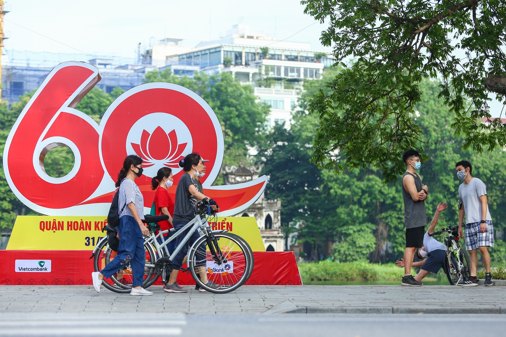 Nguoi dan Ha Noi tap nap tap the duc sau thoi gian gian cach anh 8