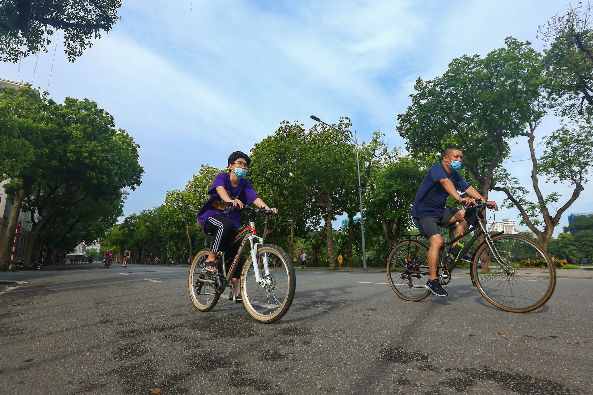Nguoi dan Ha Noi tap nap tap the duc sau thoi gian gian cach anh 9