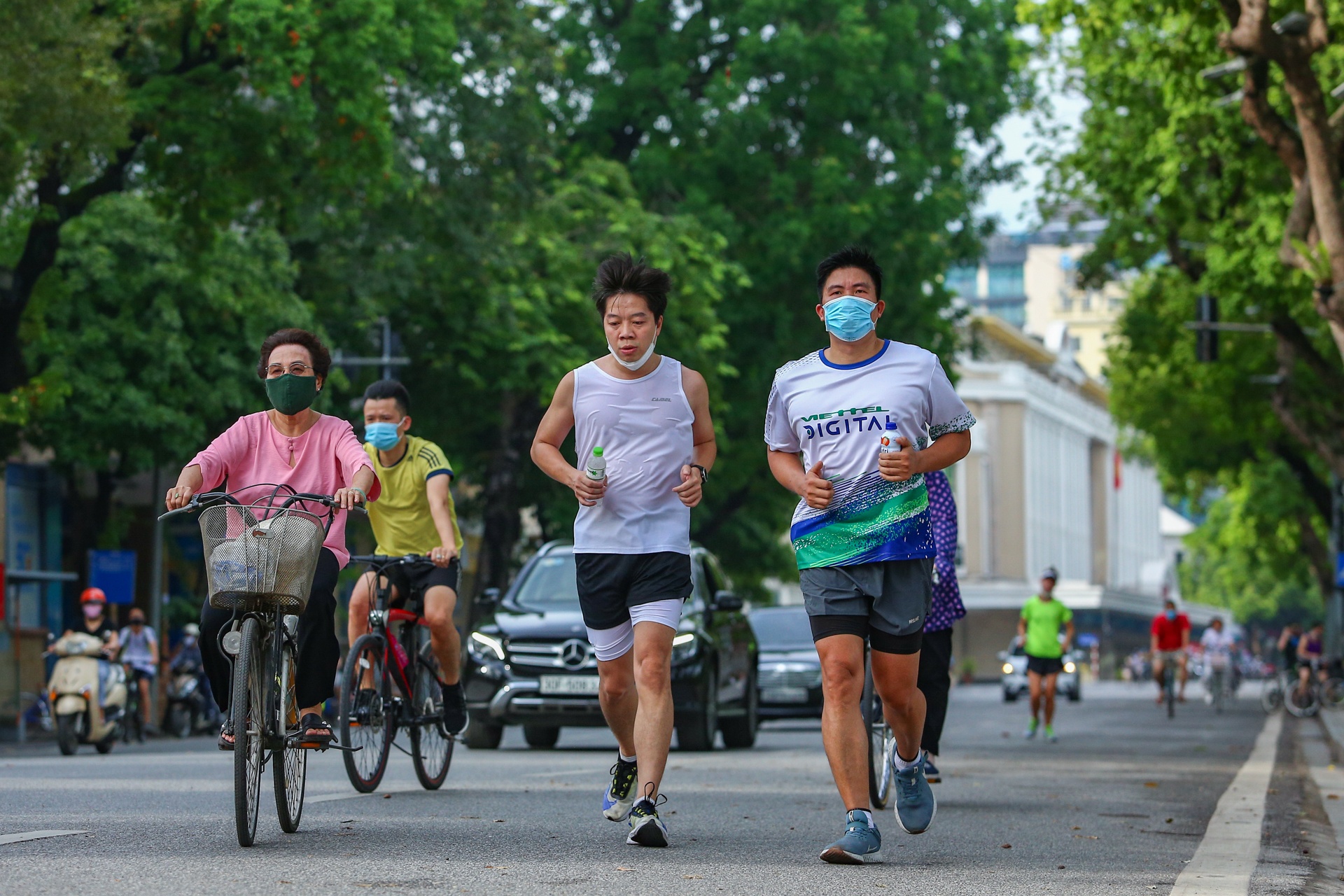 Nguoi dan Ha Noi tap nap tap the duc sau thoi gian gian cach anh 7