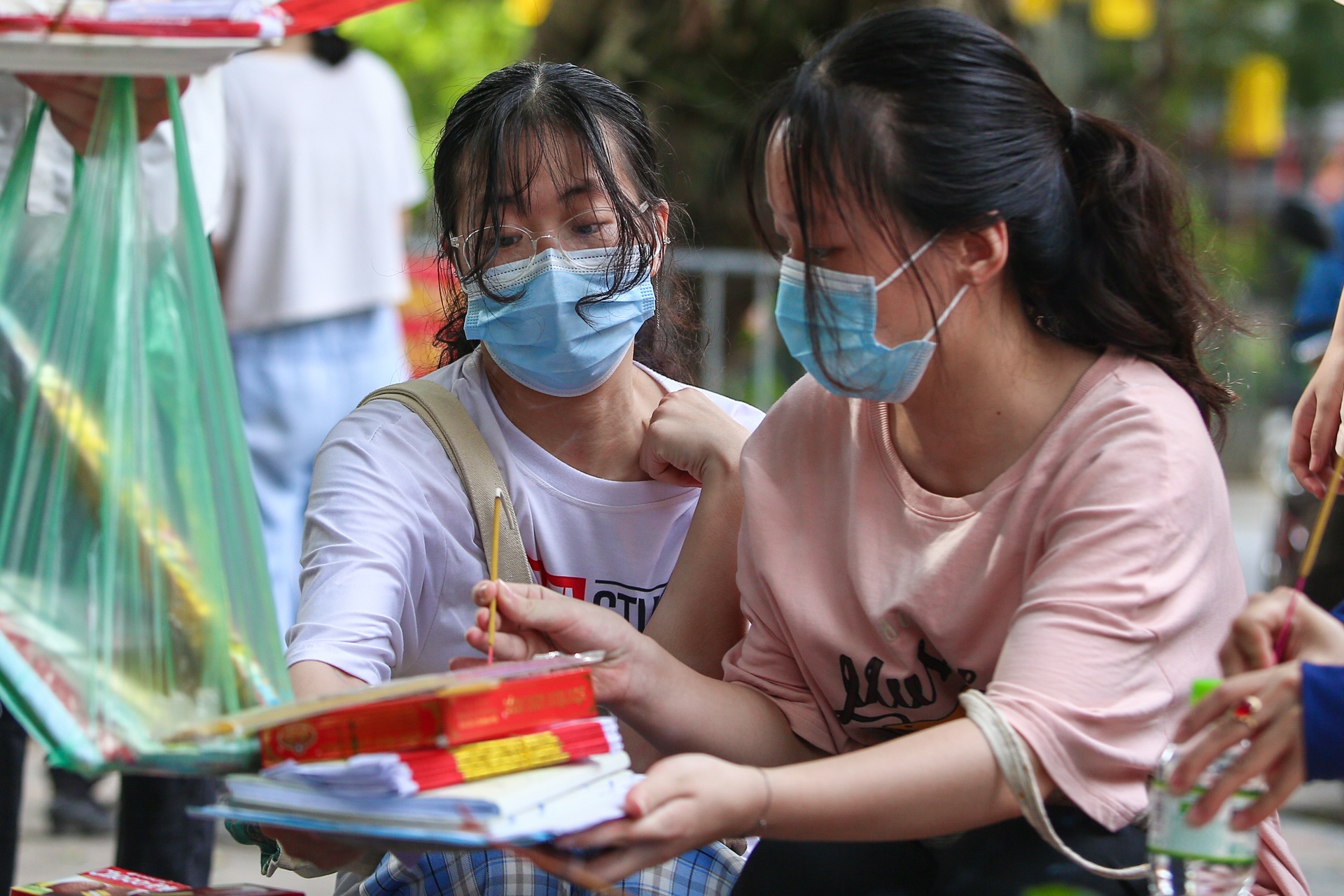 Muôn kiểu "lễ vật" cầu may trước kỳ thi THPT Quốc gia ảnh 9 Muon kieu "le vat" cau may truoc ky thi THPT Quoc gia anh 9