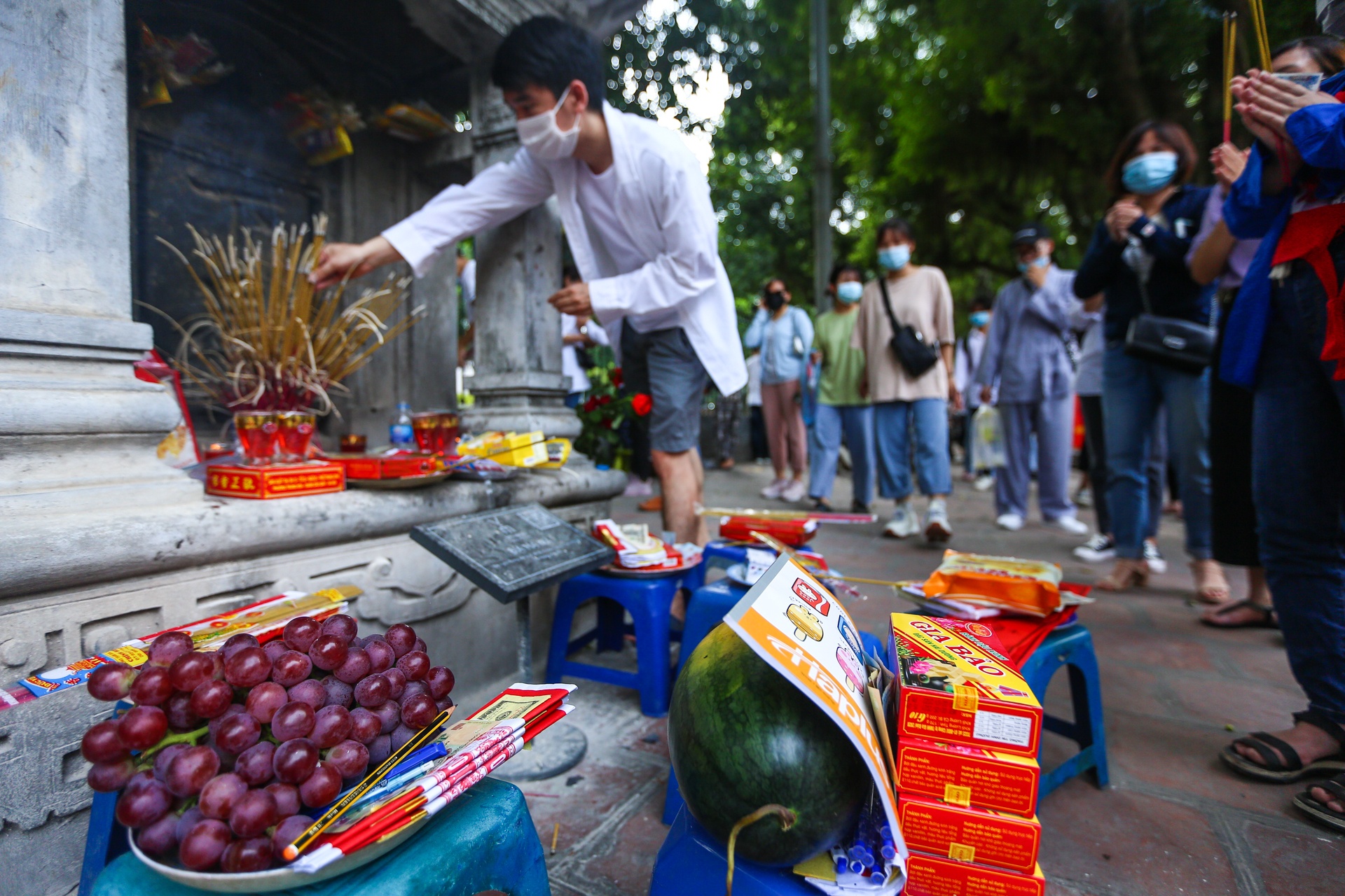 Muôn kiểu "lễ vật" cầu may trước kỳ thi THPT Quốc gia ảnh 3 Muon kieu "le vat" cau may truoc ky thi THPT Quoc gia anh 3