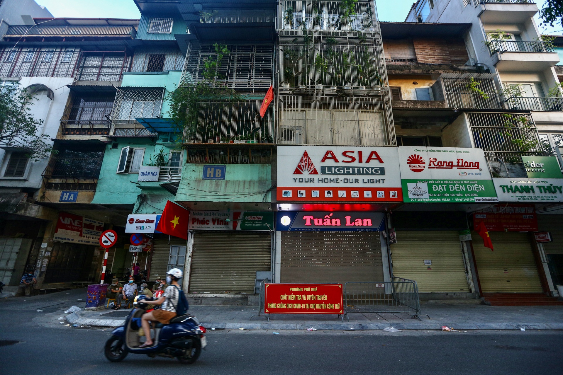 Phong toa nhieu noi o Ha Noi lien quan ca nhiem nCoV hinh anh