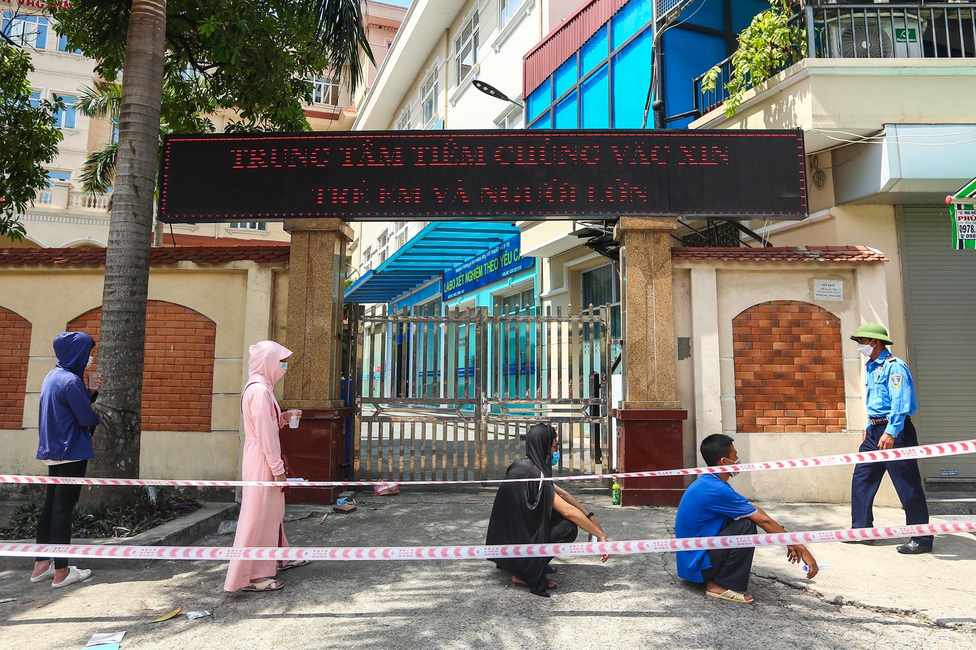 Cho tu 6h sang van khong duoc lay mau xet nghiem anh 3