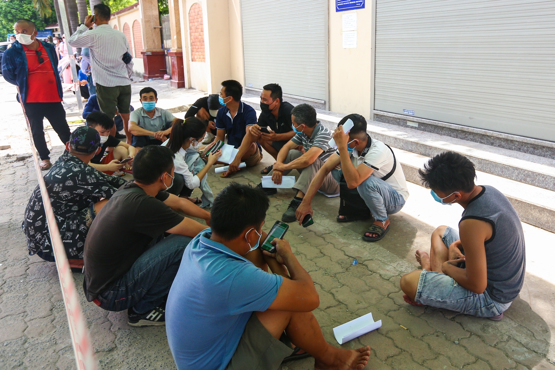 Cho tu 6h sang van khong duoc lay mau xet nghiem anh 4