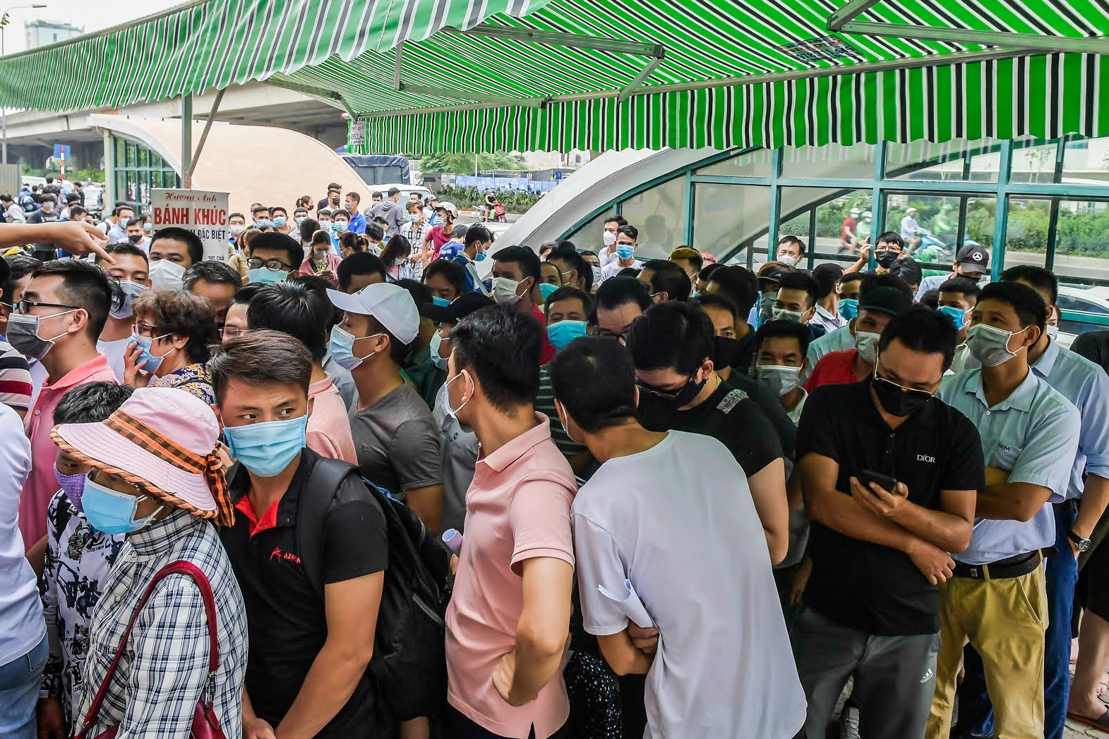 Cho tu 6h sang van khong duoc lay mau xet nghiem anh 2