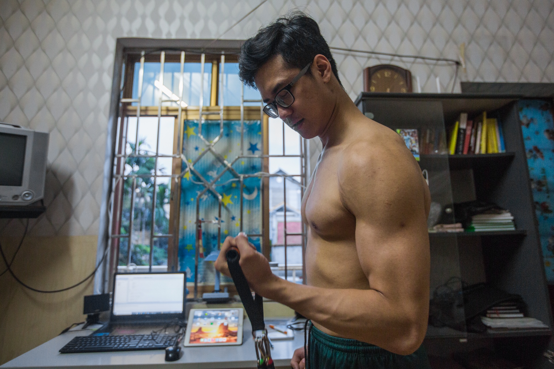 Người Hà Nội tập thể dục ở nhà trong những ngày dịch ảnh 4 Nguoi Ha Noi tap the duc o nha trong nhung ngay dich anh 4
