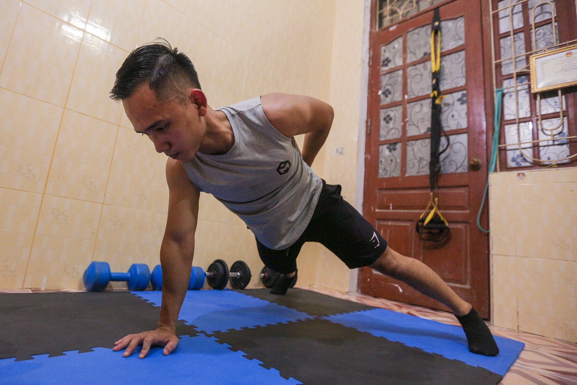 Người Hà Nội tập thể dục ở nhà trong những ngày dịch ảnh 1 Nguoi Ha Noi tap the duc o nha trong nhung ngay dich anh 1