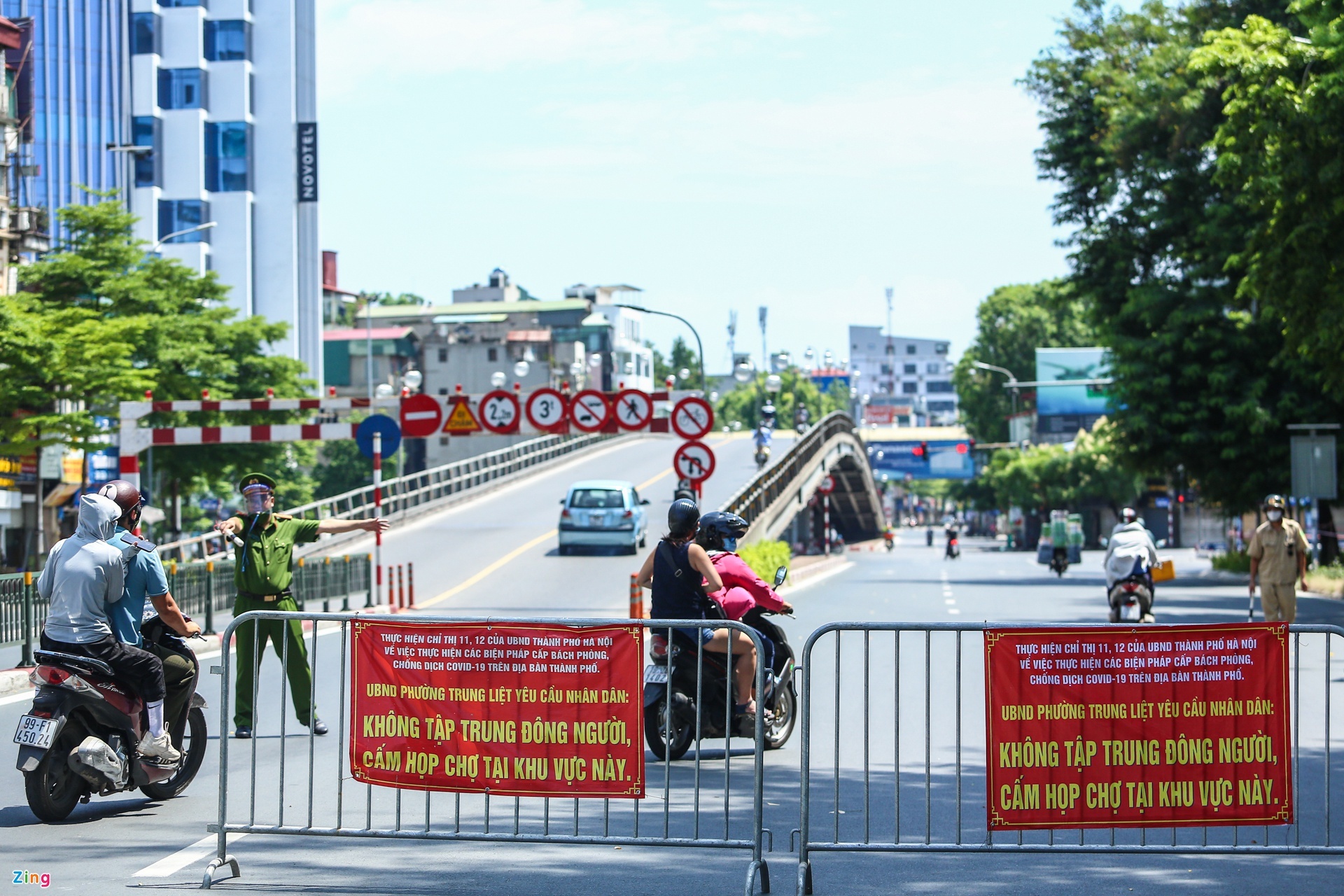 Quay xe bo chay khi thay chot kiem tra nguoi ra duong o Ha Noi anh 1