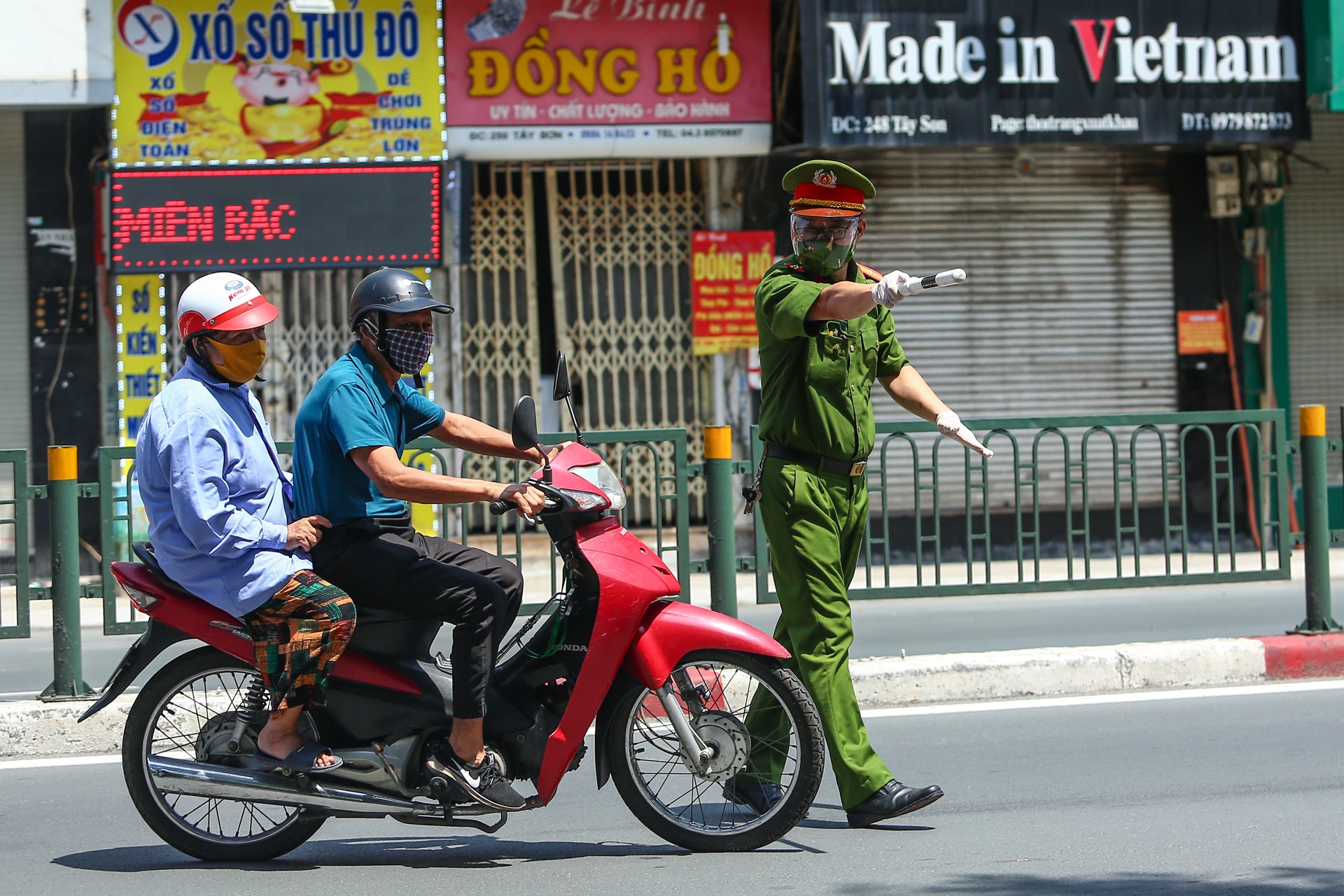 Quay xe bo chay khi thay chot kiem tra nguoi ra duong o Ha Noi anh 10