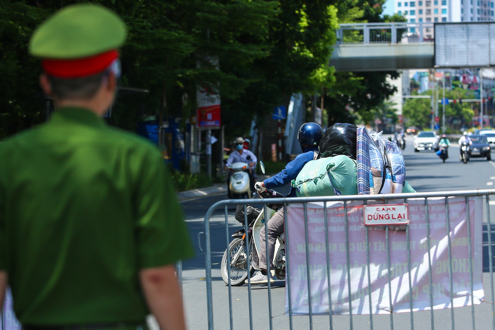 Quay xe bo chay khi thay chot kiem tra nguoi ra duong o Ha Noi anh 12