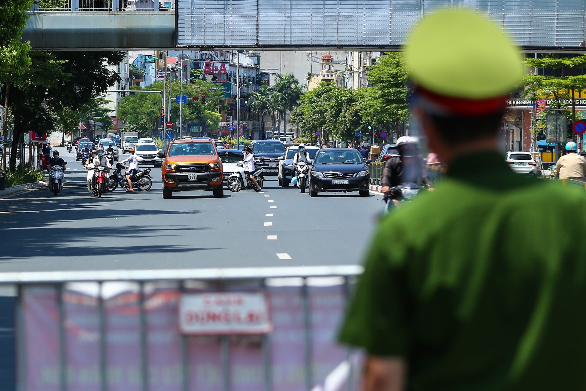 Quay xe bo chay khi thay chot kiem tra nguoi ra duong o Ha Noi anh 11