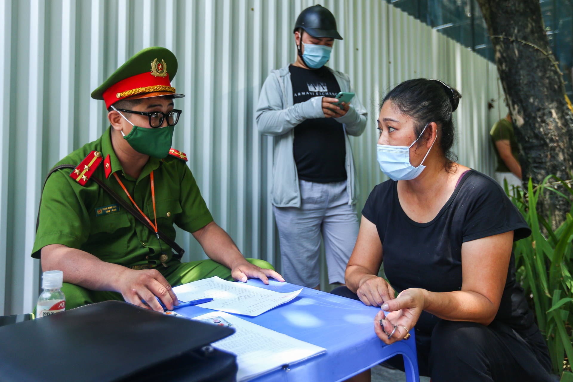 Quay xe bo chay khi thay chot kiem tra nguoi ra duong o Ha Noi anh 13