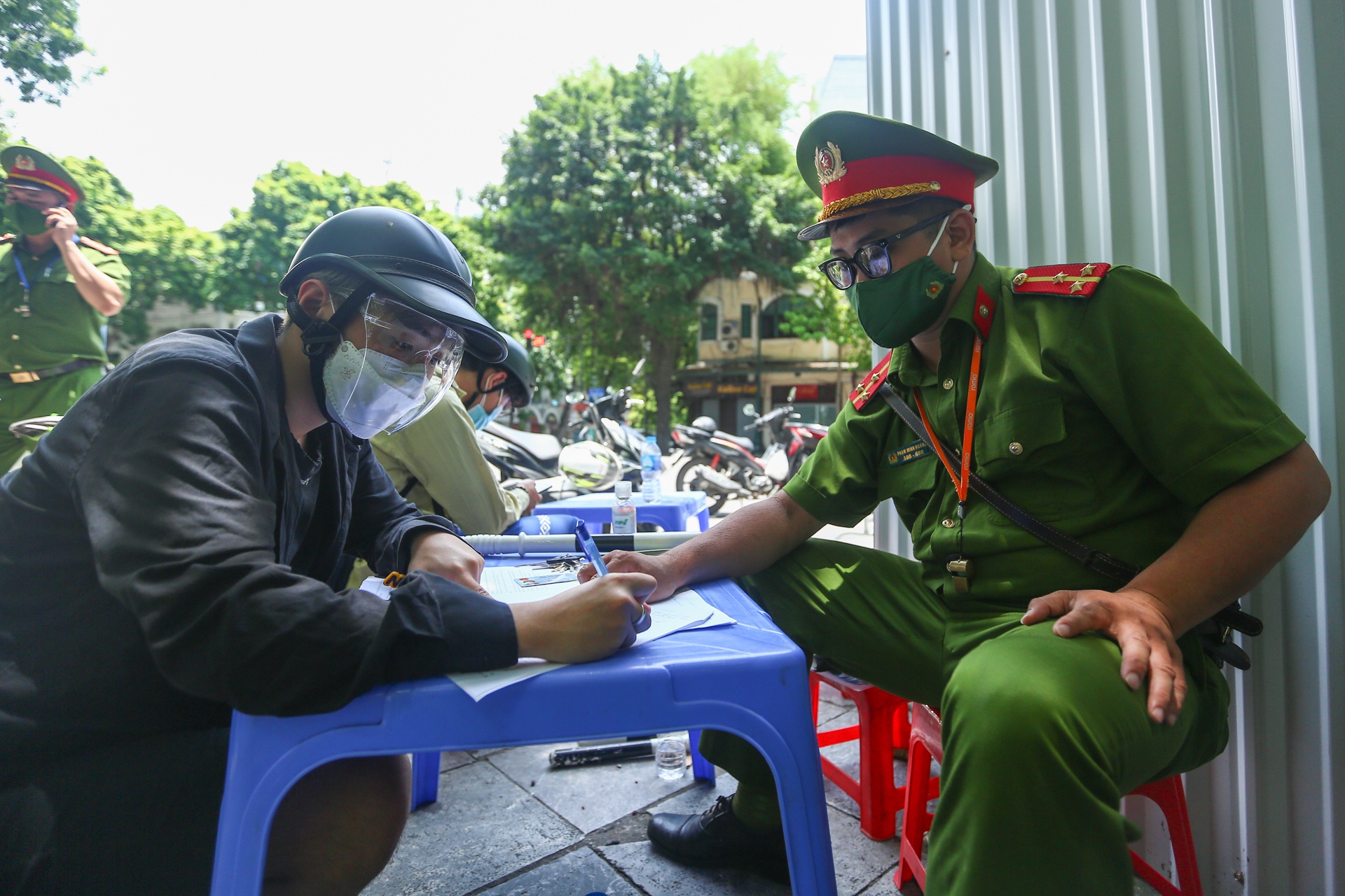 Quay xe bo chay khi thay chot kiem tra nguoi ra duong o Ha Noi anh 14