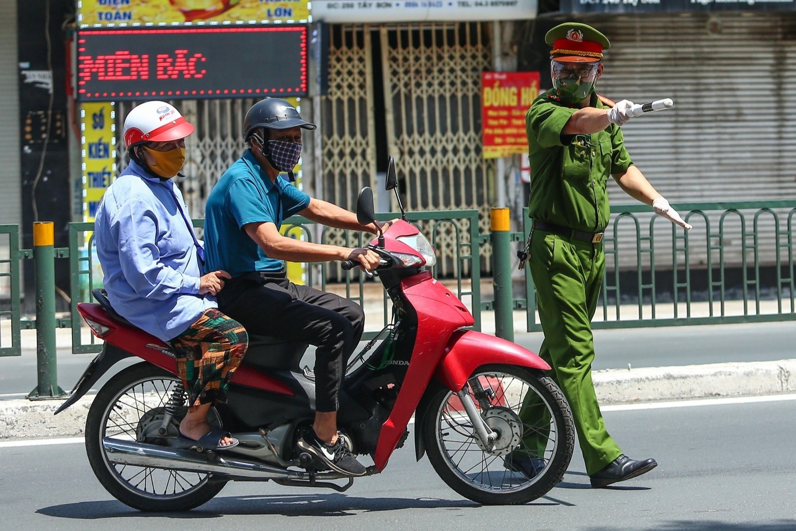 Nhieu truong hop o Ha Noi bi xu phat khi di xe ra pho hinh anh