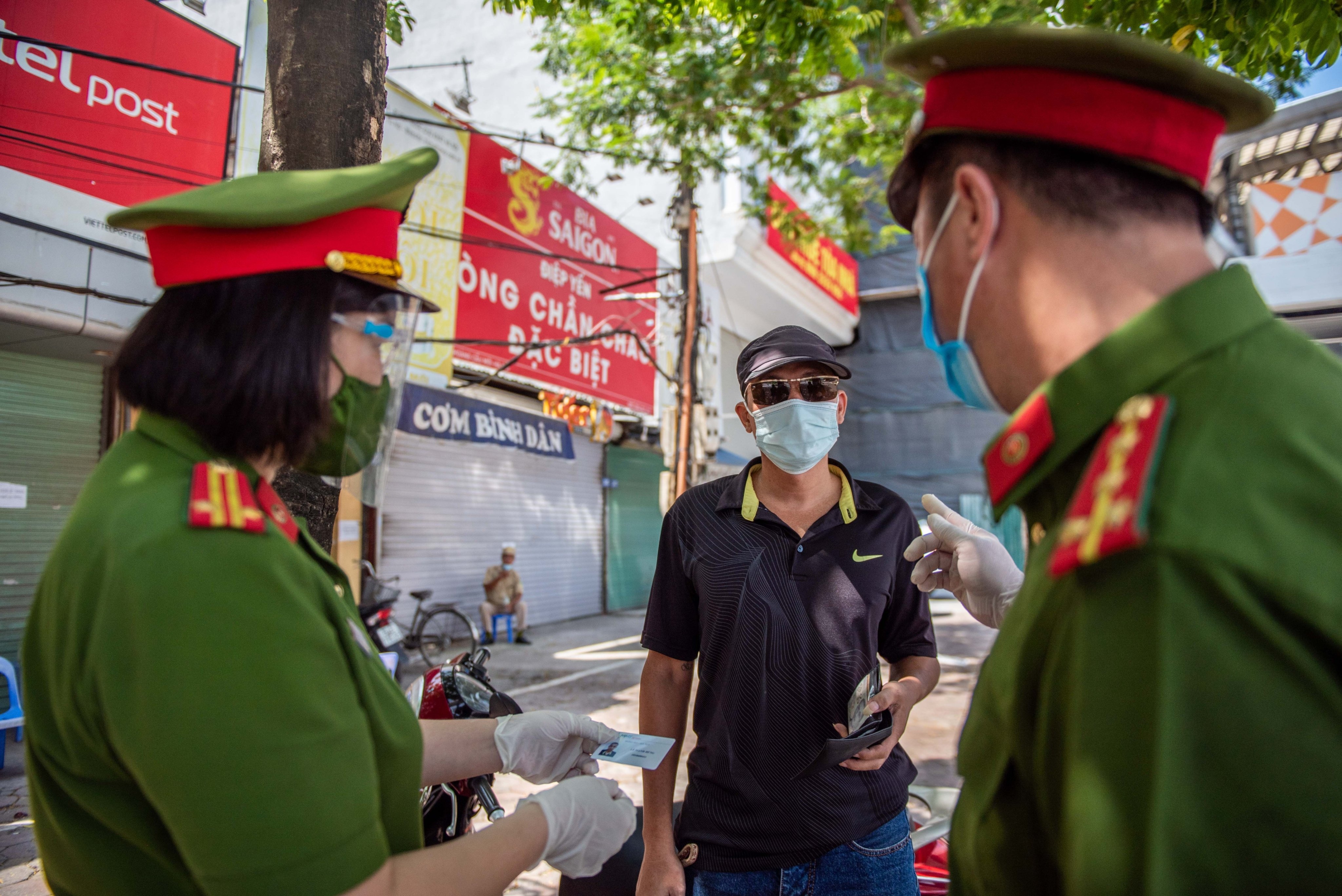 Quay xe bo chay khi thay chot kiem tra nguoi ra duong o Ha Noi anh 4