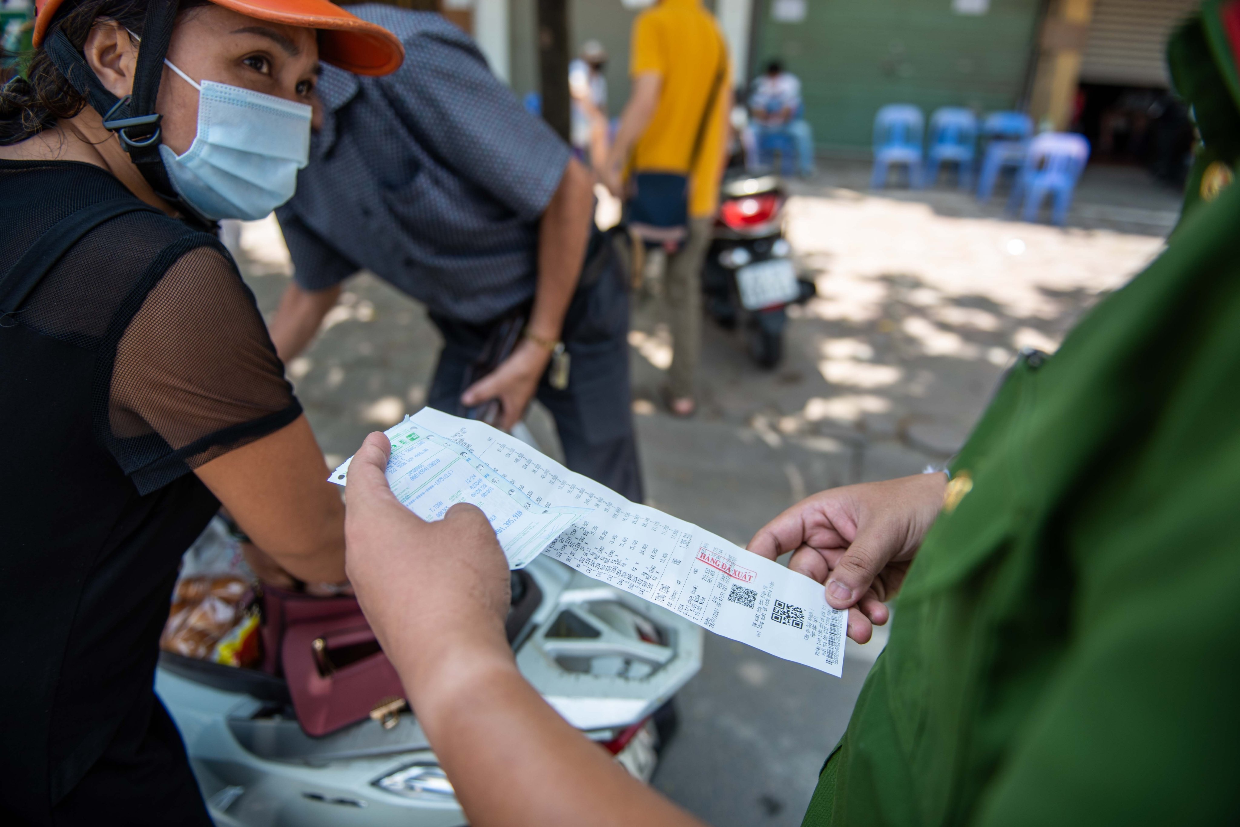 Quay xe bo chay khi thay chot kiem tra nguoi ra duong o Ha Noi anh 5