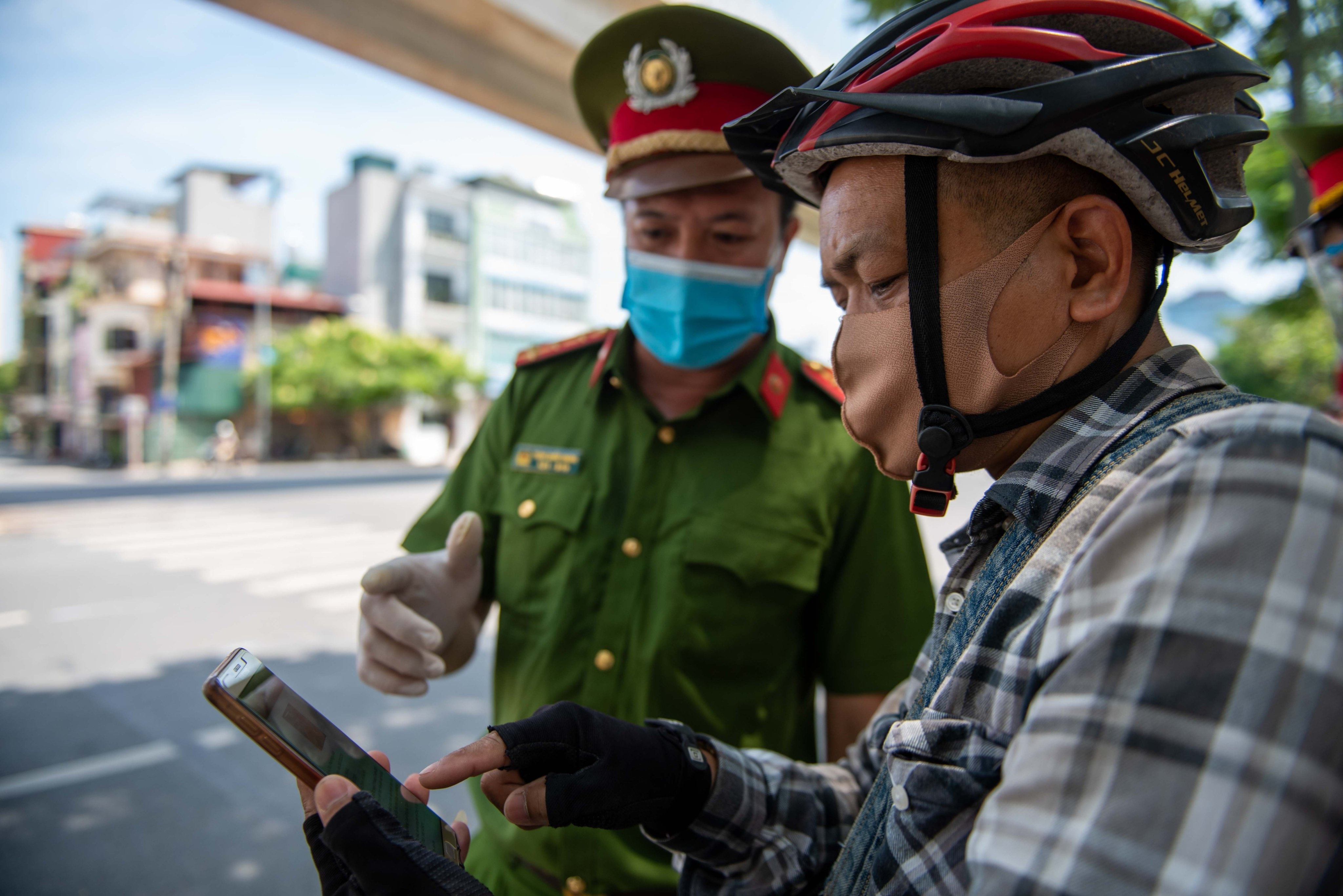 Quay xe bo chay khi thay chot kiem tra nguoi ra duong o Ha Noi anh 6