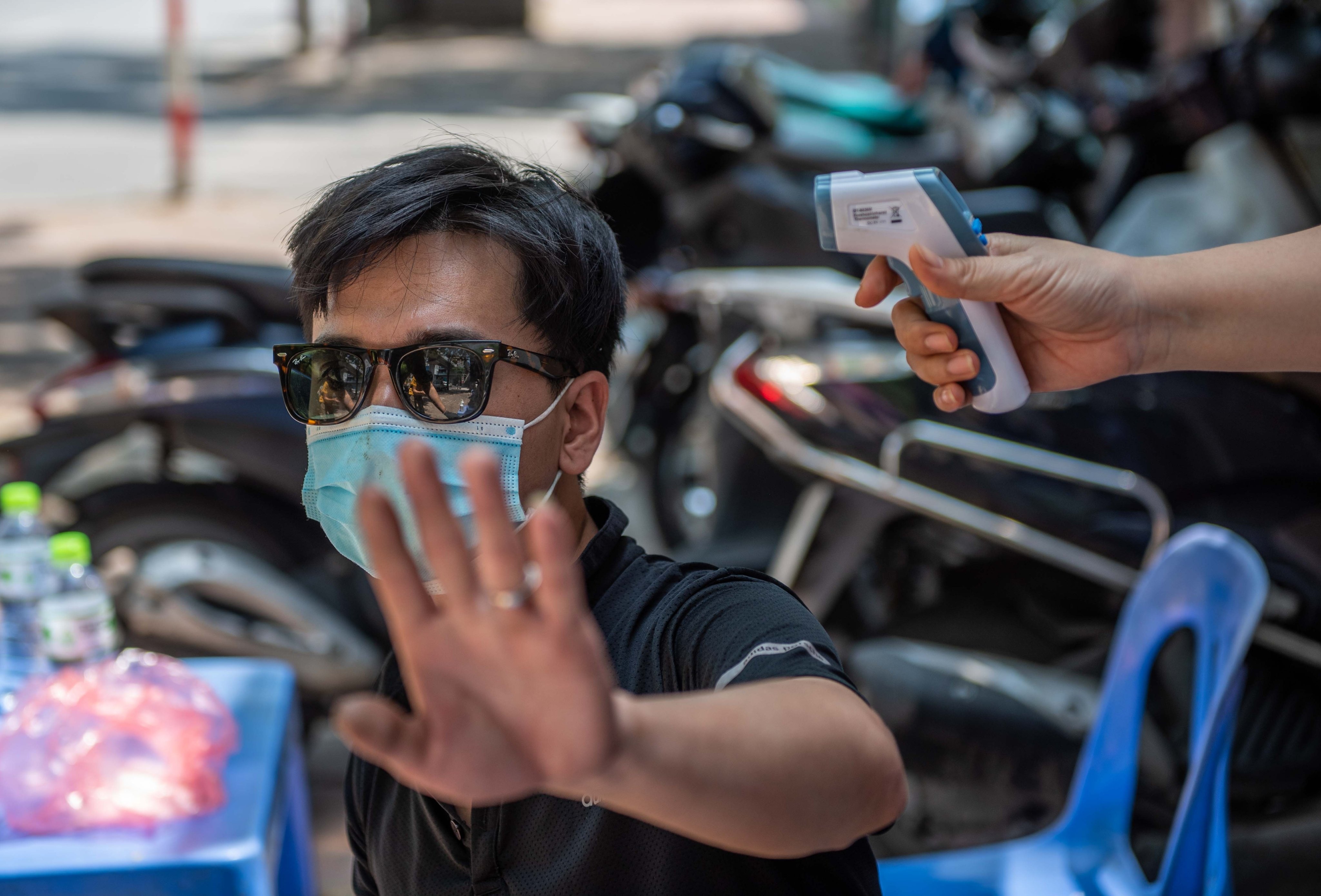 Quay xe bo chay khi thay chot kiem tra nguoi ra duong o Ha Noi anh 7