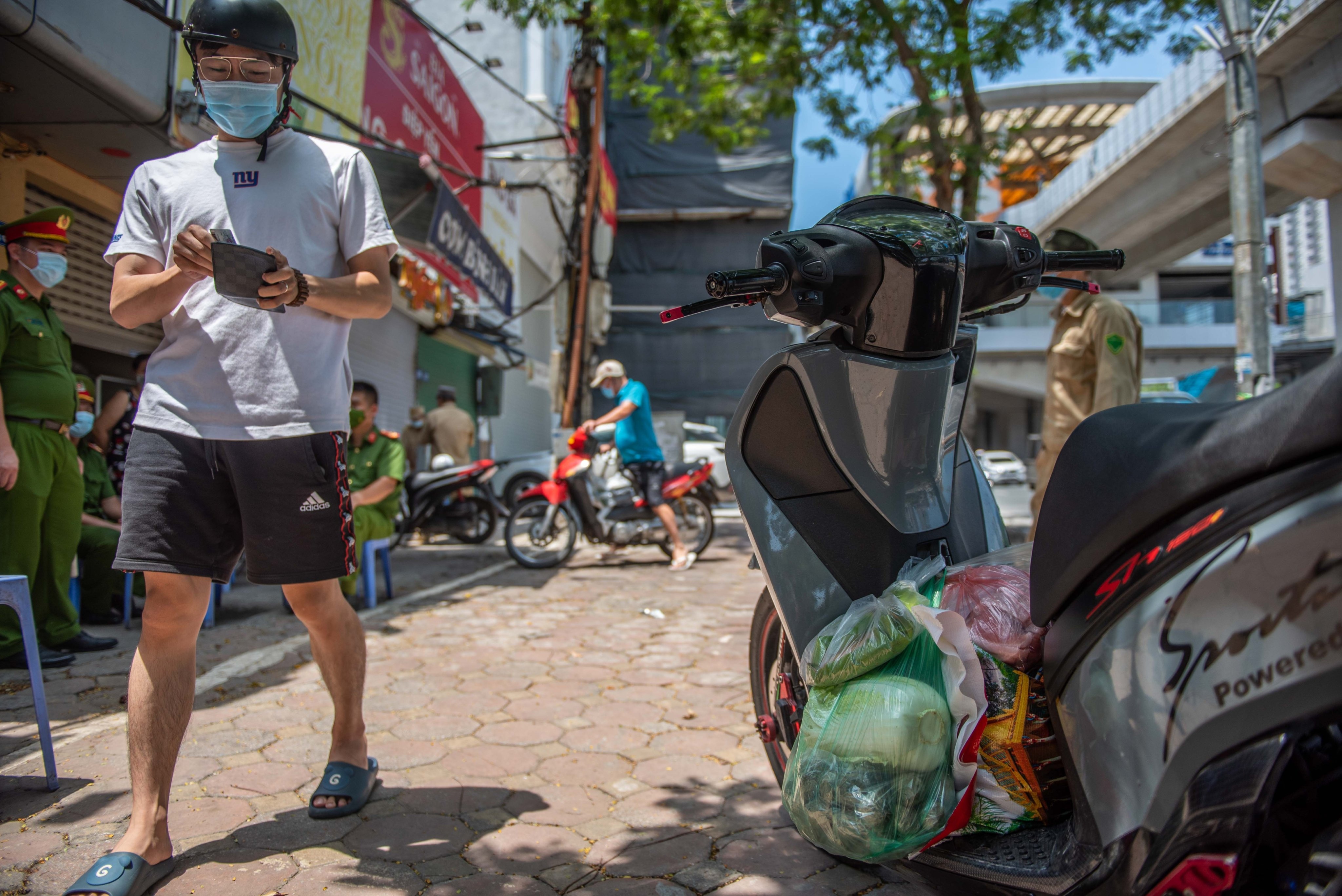 Quay xe bo chay khi thay chot kiem tra nguoi ra duong o Ha Noi anh 9
