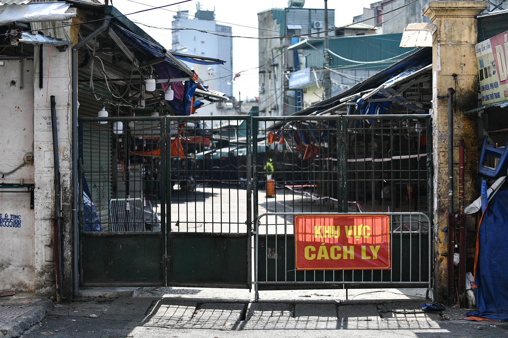 Hang loat cho dau moi o Ha Noi phong toa vi dich Covid-19 anh 11