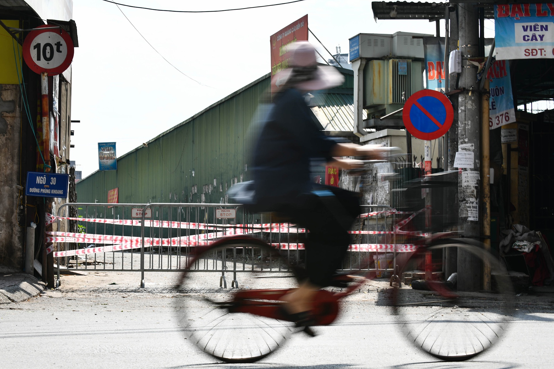 Nhieu cho o Ha Noi bi phong toa vi dich Covid-19 hinh anh