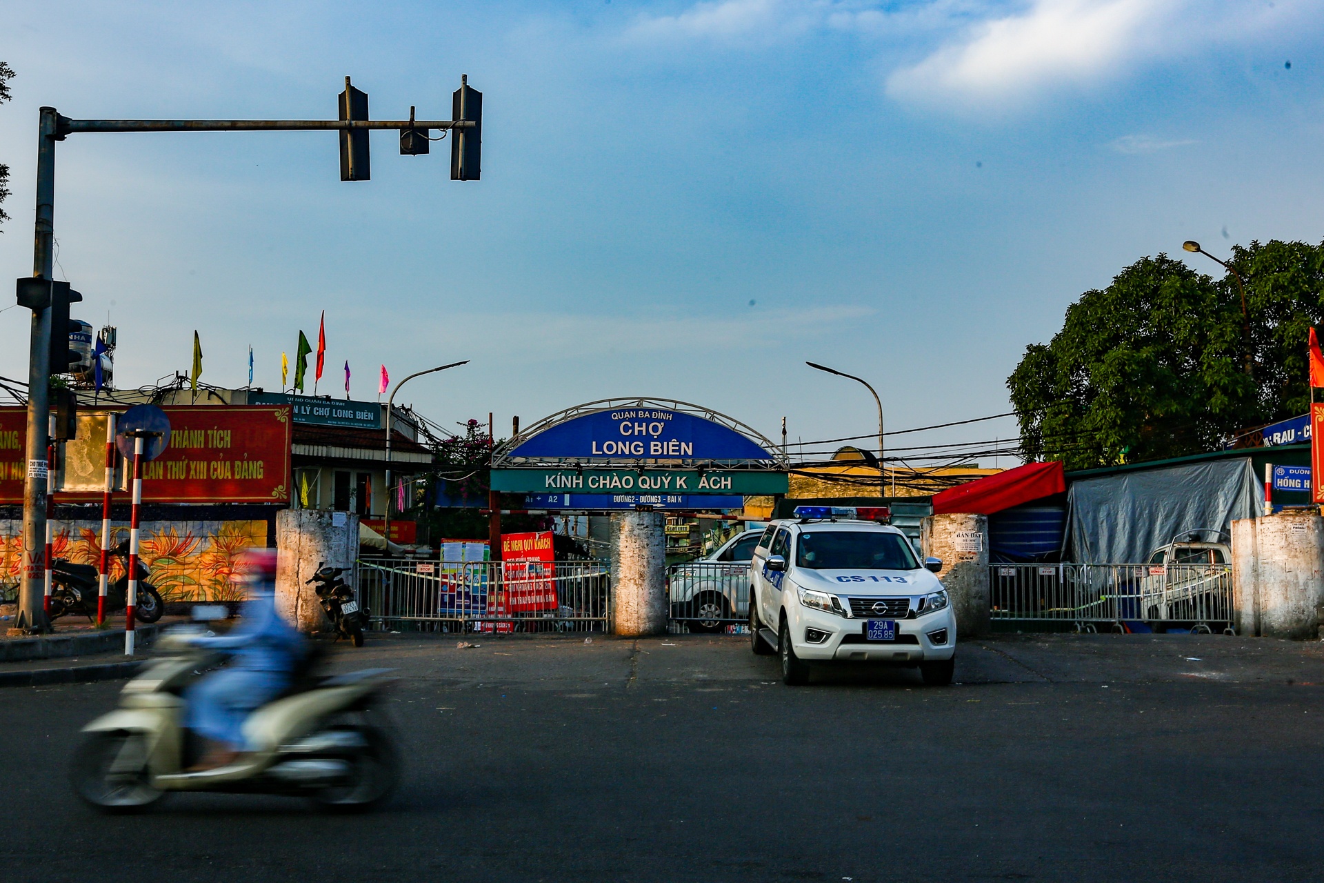 Phong toa toan bo cho Long Bien anh 1