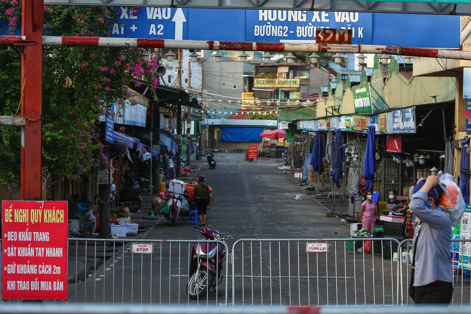 Phong toa toan bo cho Long Bien anh 3