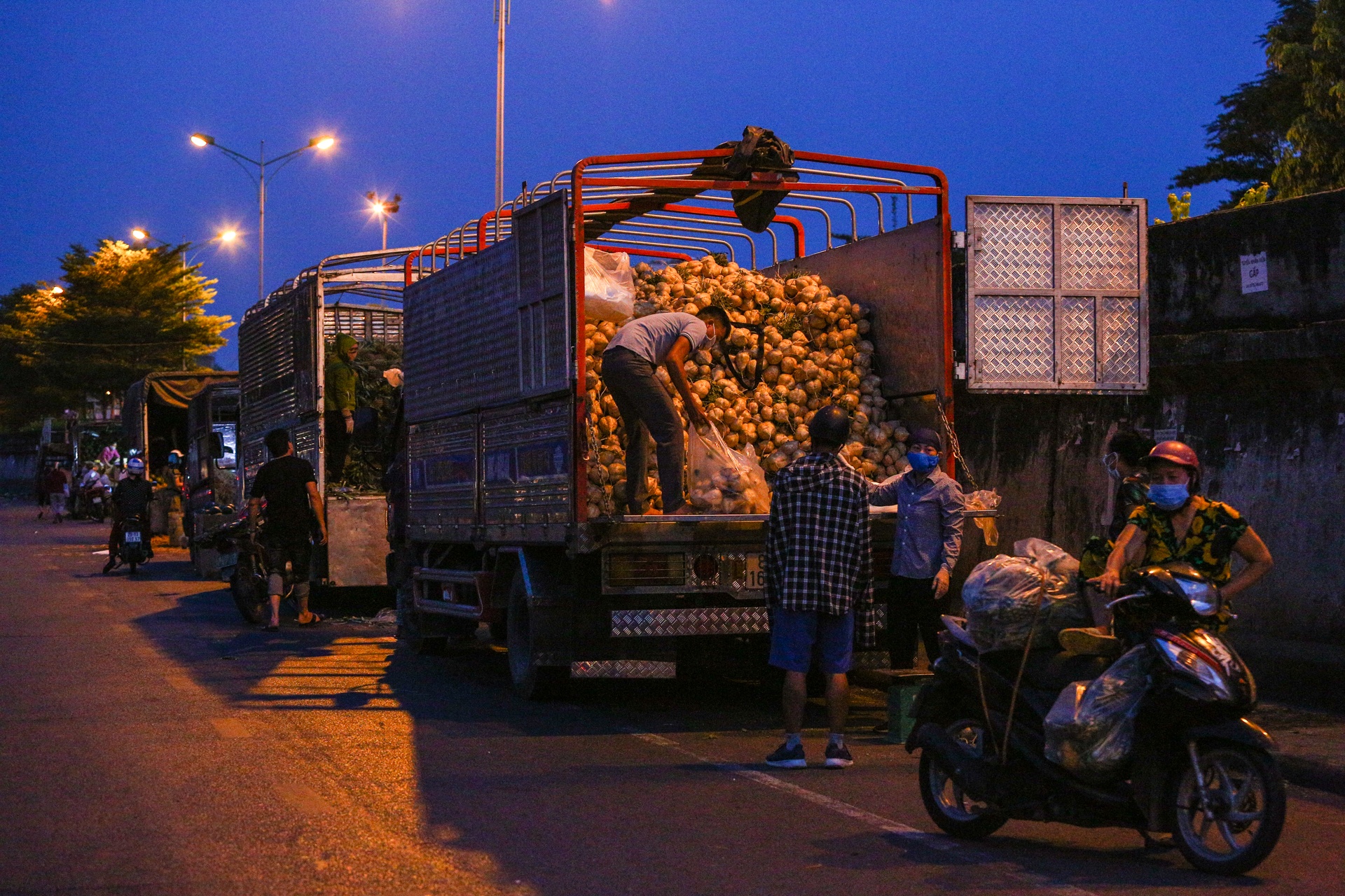 Phong toa toan bo cho Long Bien anh 7
